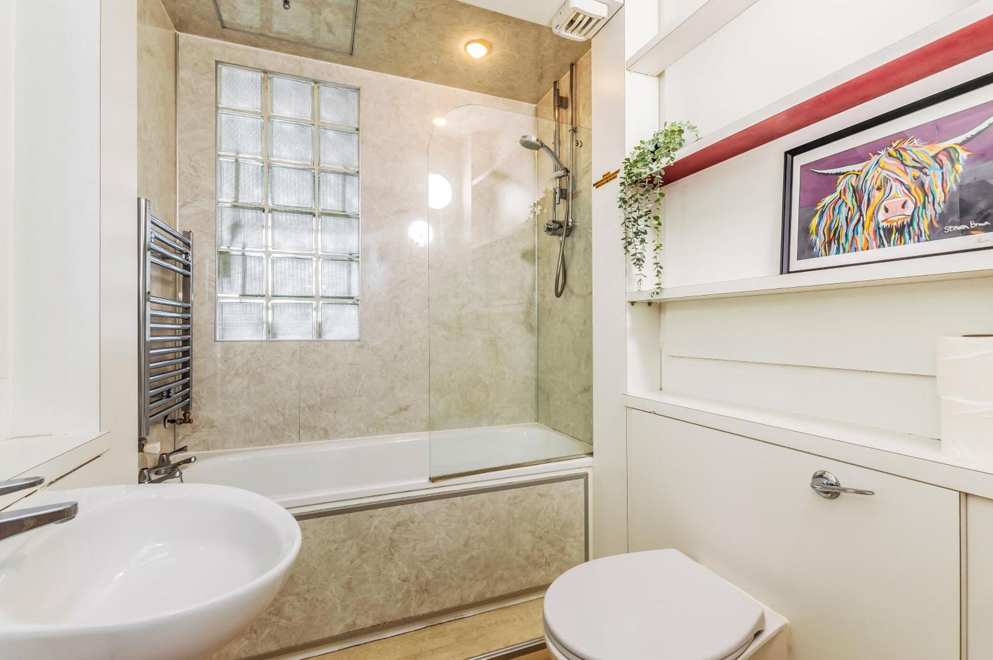 Large Super 3 Bed -princes Street, Parking Apartment Edinburgh