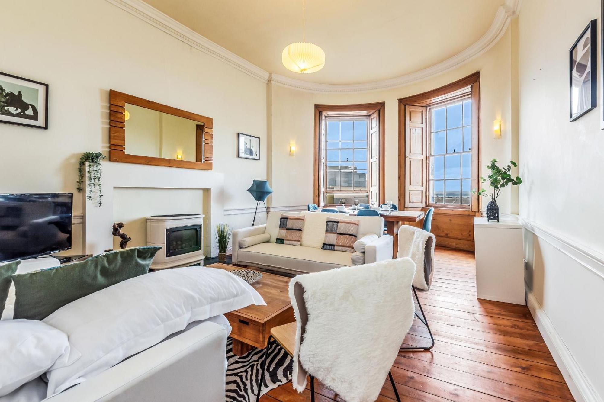 Large Super 3 Bed -princes Street, Parking Edinburgh