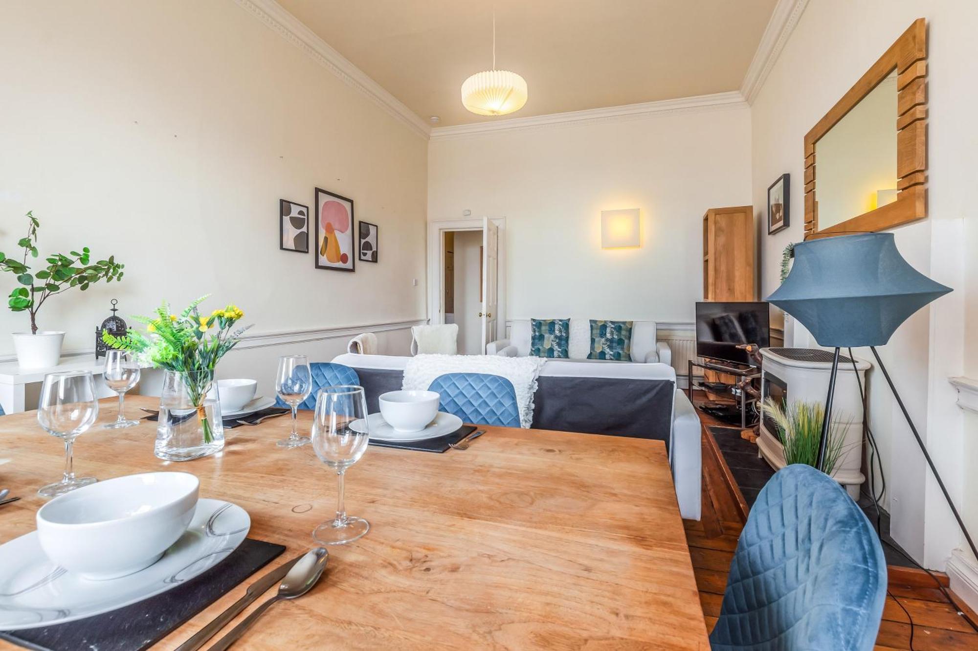 Large Super 3 Bed -princes Street, Parking * Edinburgh