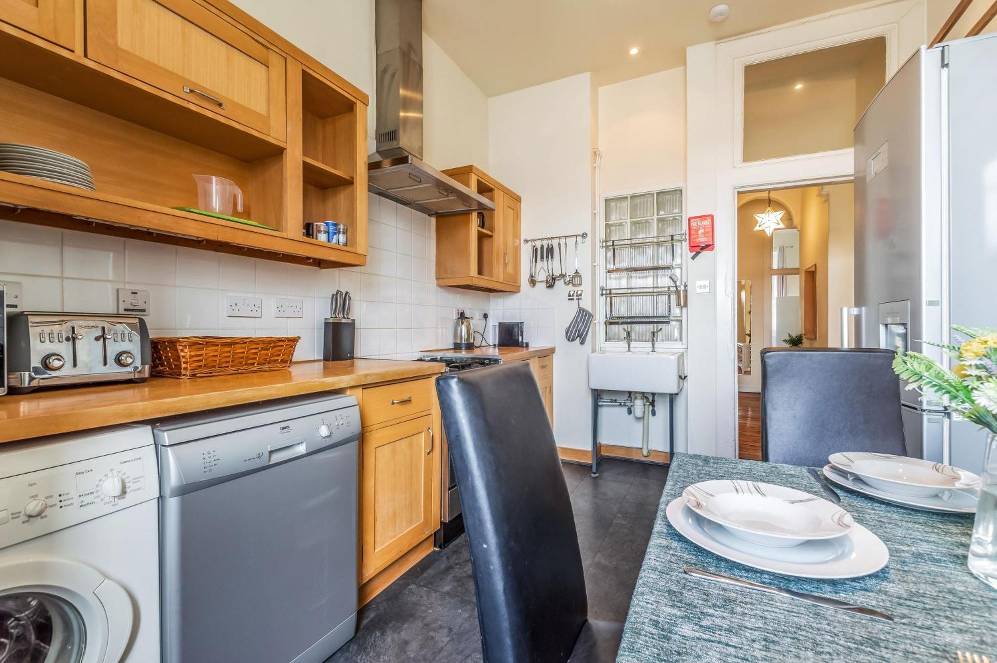 Large Super 3 Bed -princes Street, Parking