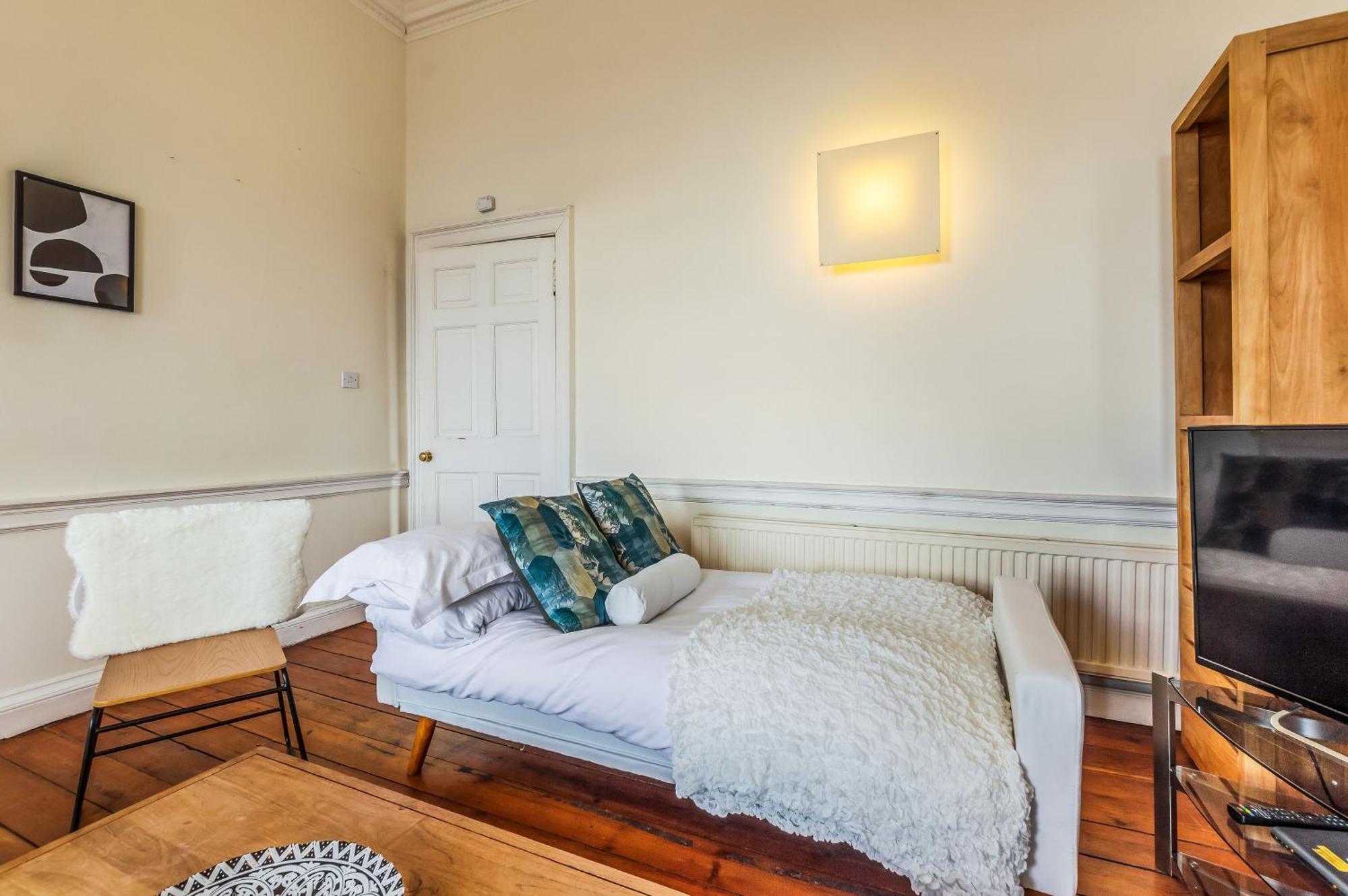 Large Super 3 Bed -princes Street, Parking Apartment