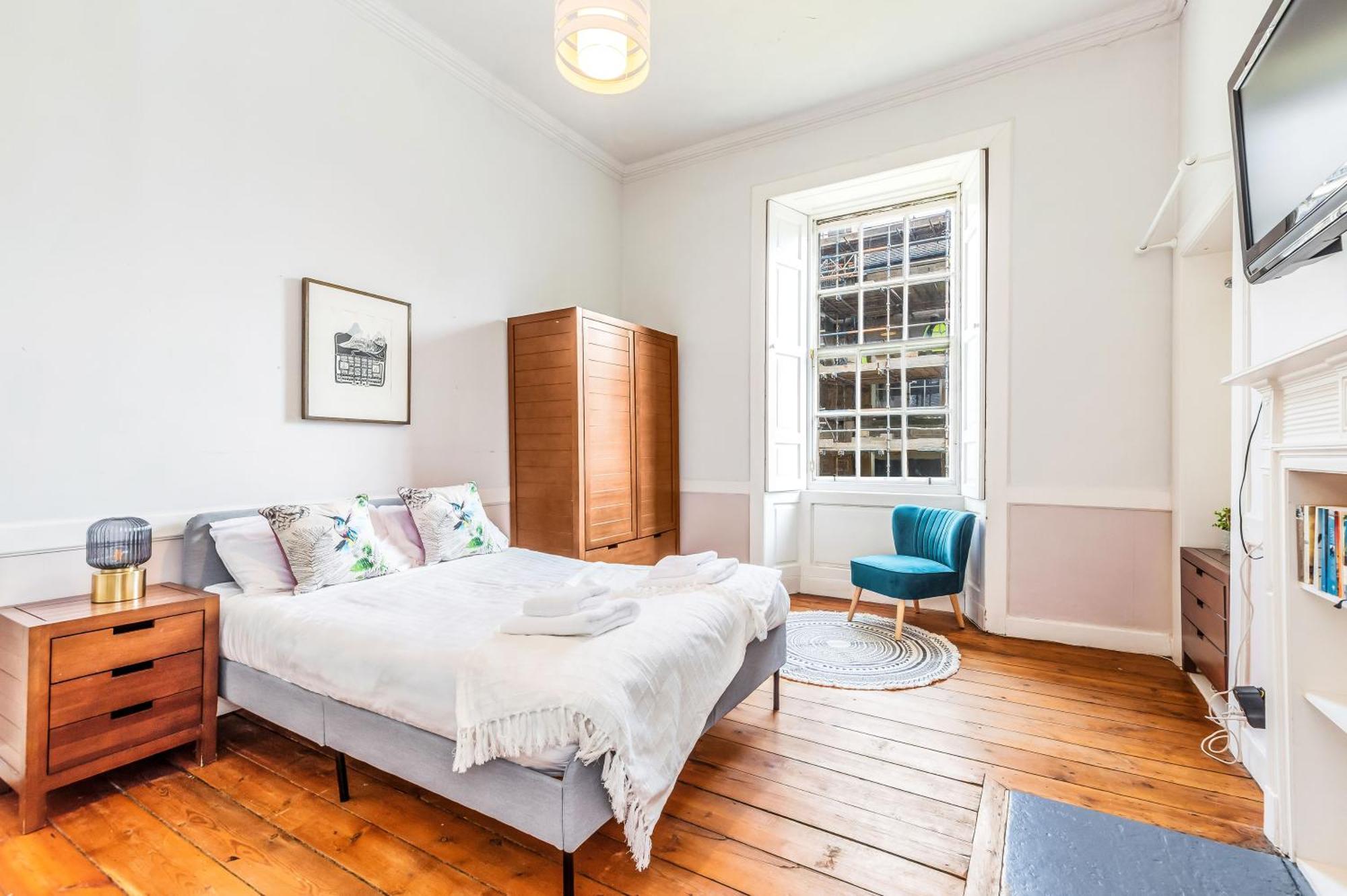 Large Super 3 Bed -princes Street, Parking Apartment Edinburgh