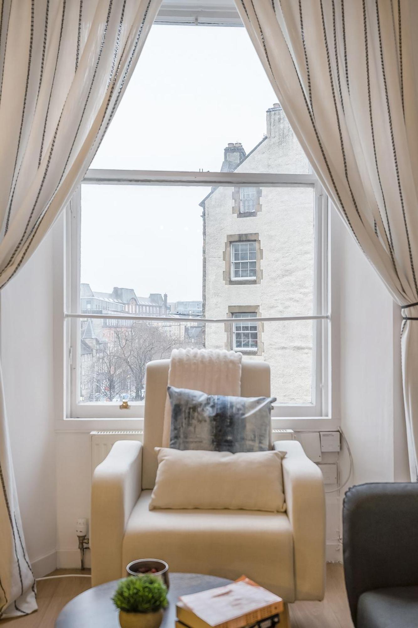Cozy 2 Bed With Great View - Parking *