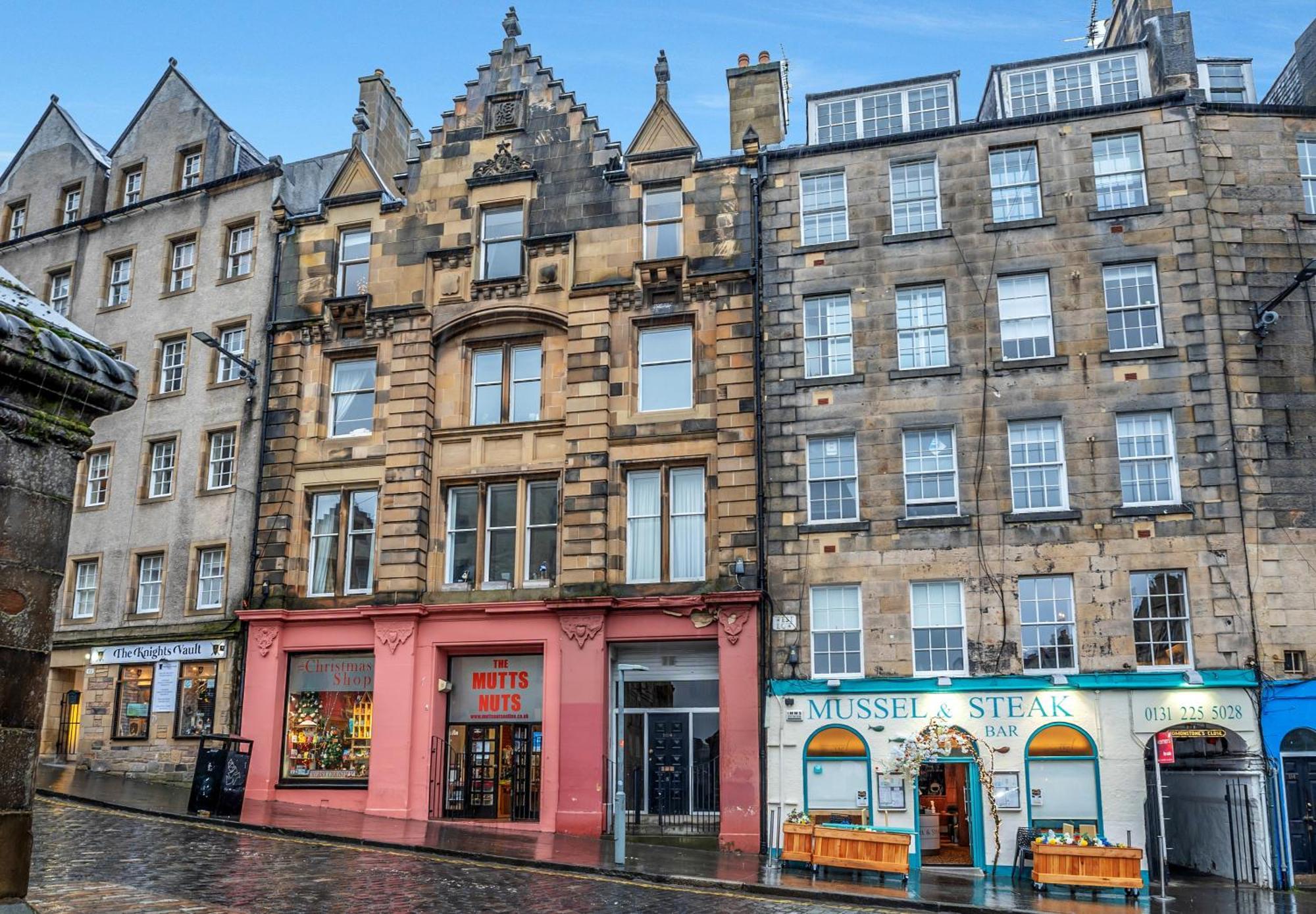 Cozy 2 Bed With Great View - Parking Apartment