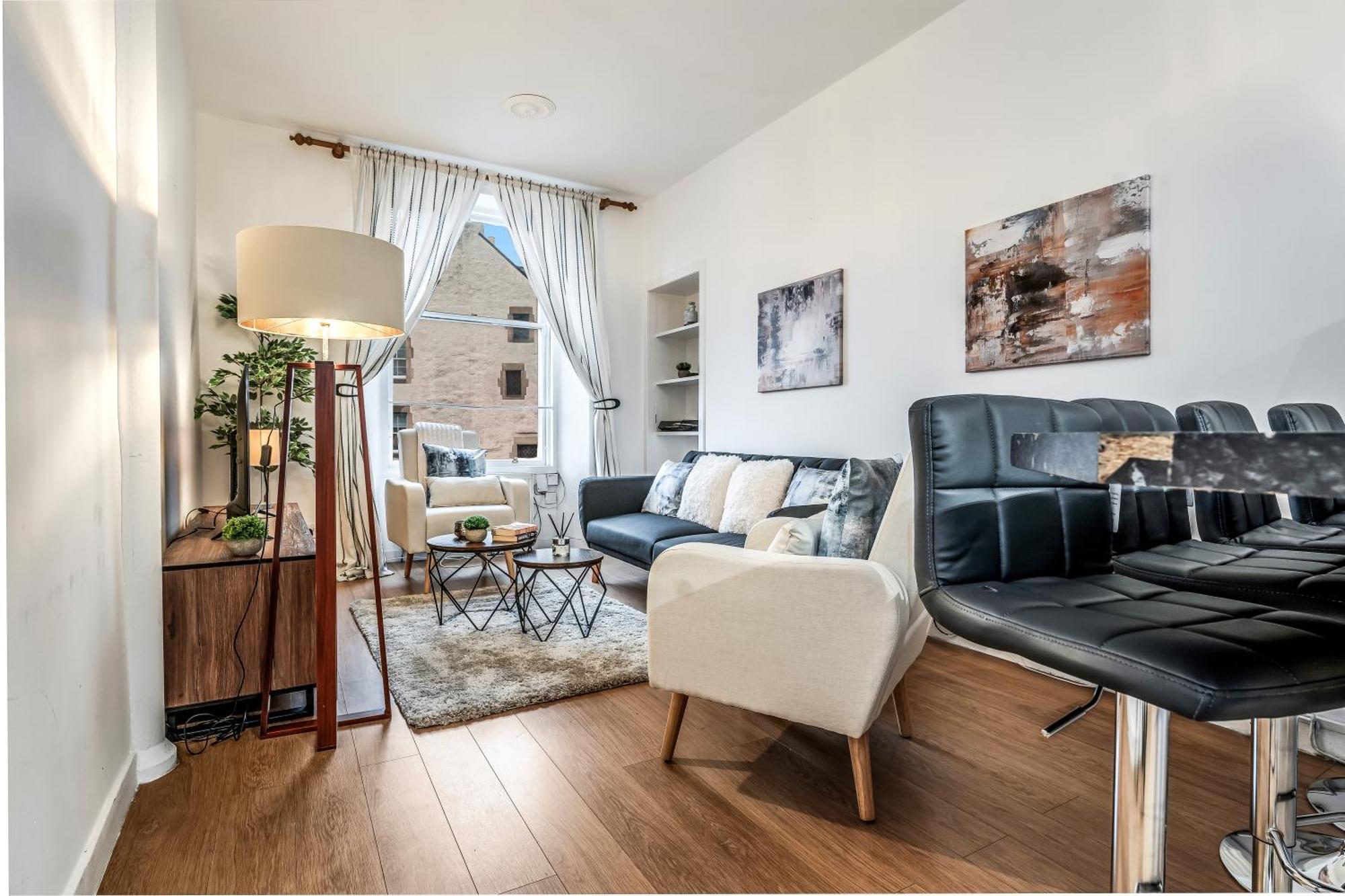 Cozy 2 Bed With Great View - Parking Apartment *