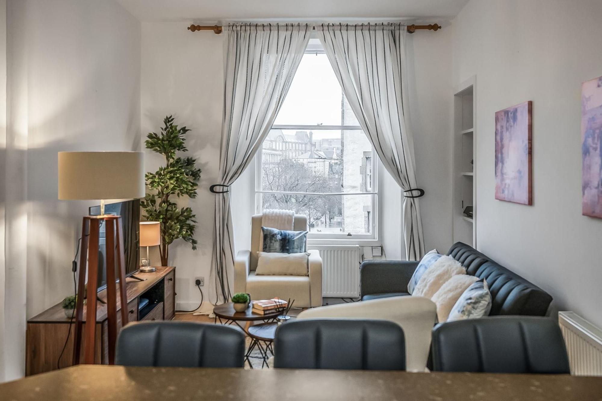 Cozy 2 Bed With Great View - Parking * Edinburgh