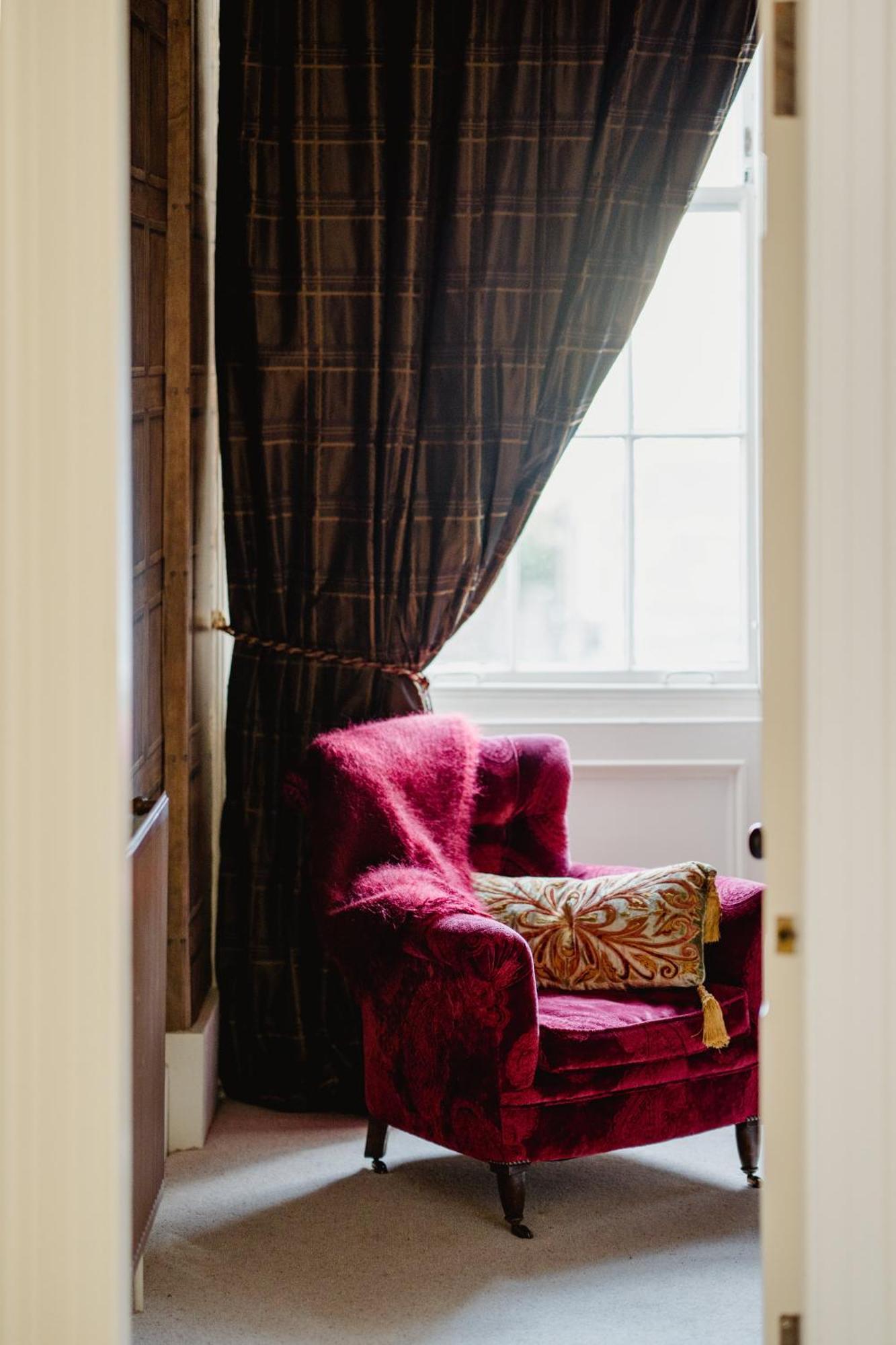 Prestigious Townhouse Close To Princes Street