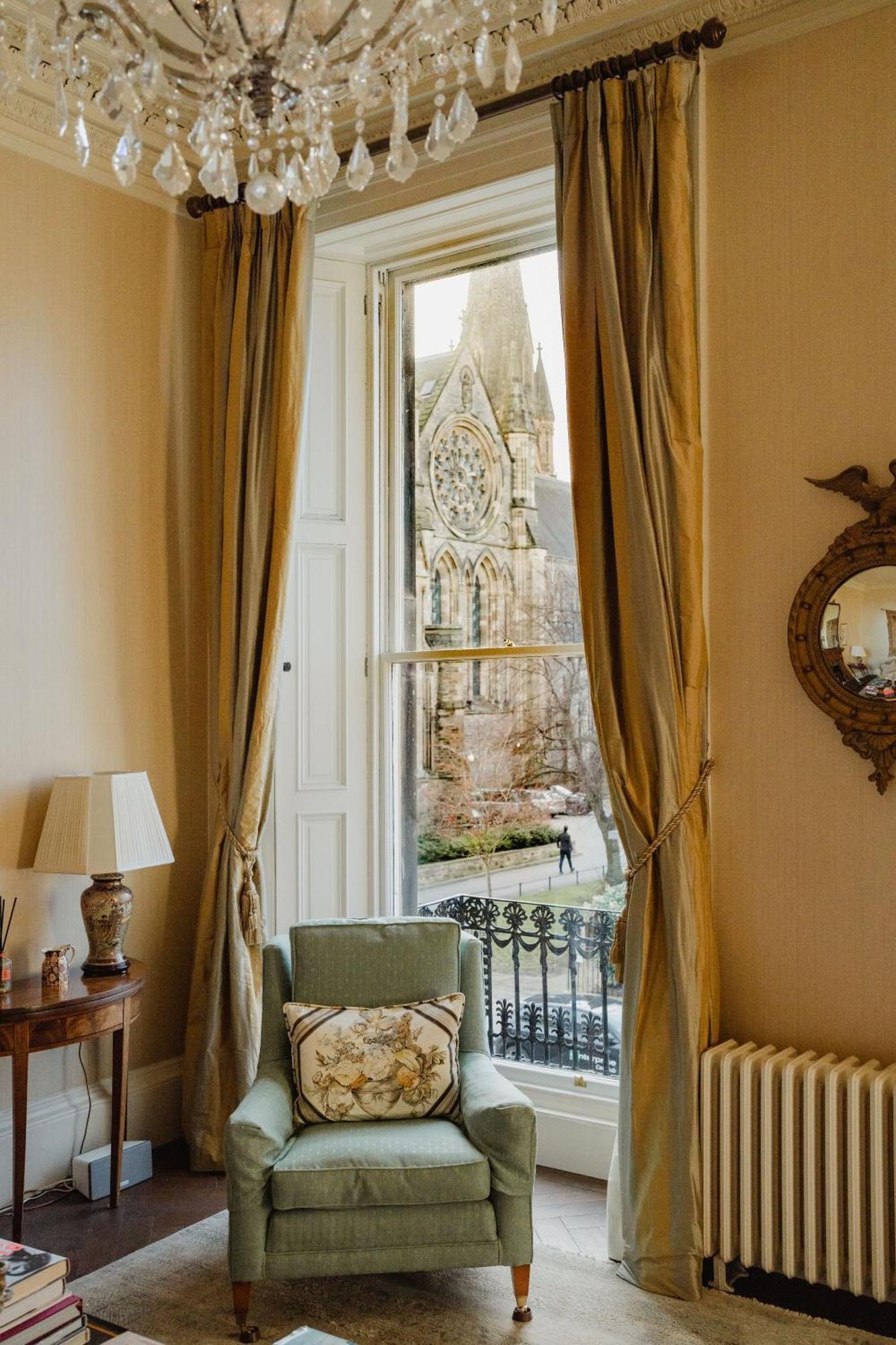 Prestigious Townhouse Close To Princes Street *