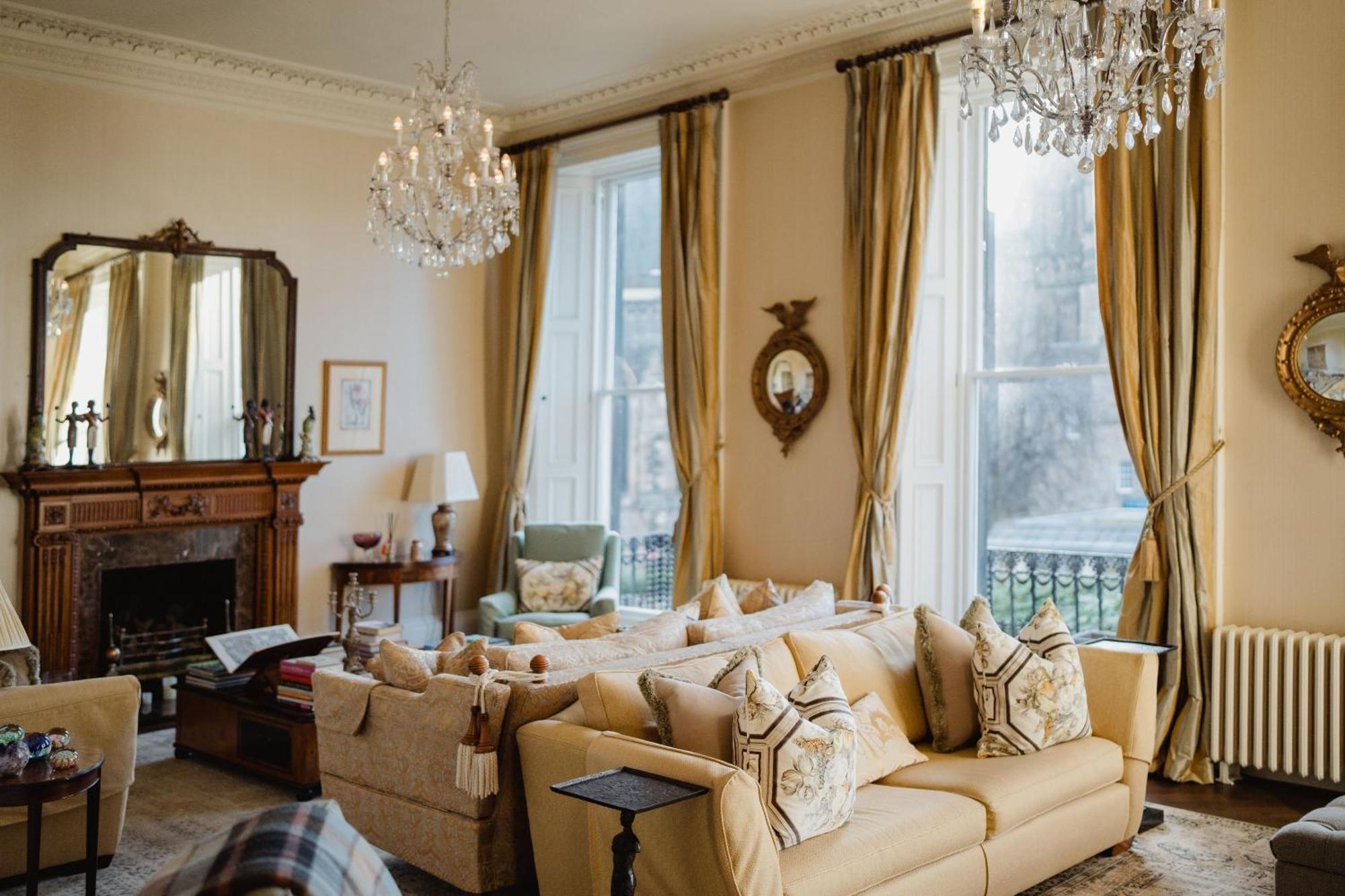Prestigious Townhouse Close To Princes Street