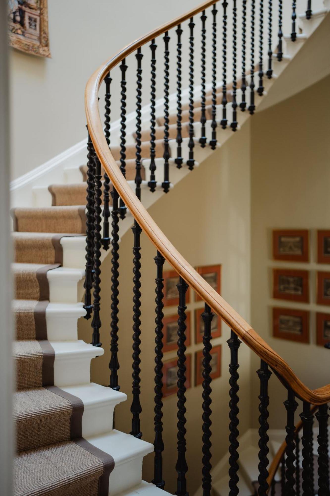 Prestigious Townhouse Close To Princes Street
