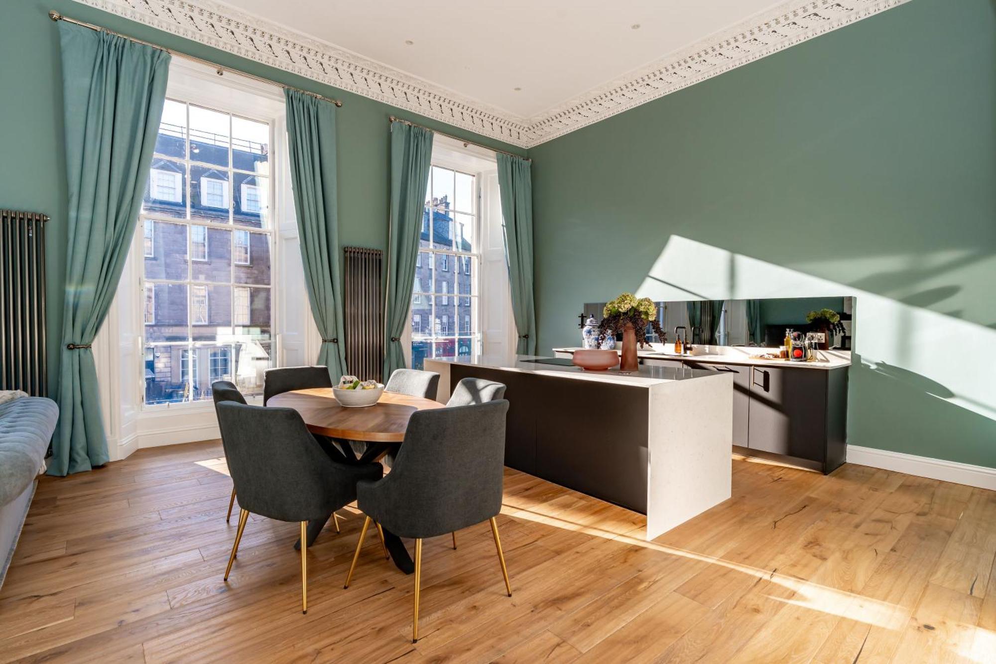 Dragon Luxury At 8 Albyn Place * Edinburgh