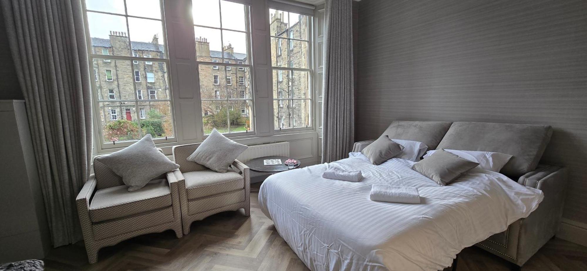Apartment 2 Bedroom Sofa Bed In Livingroom Castle View 1st Floor Sleeps 6