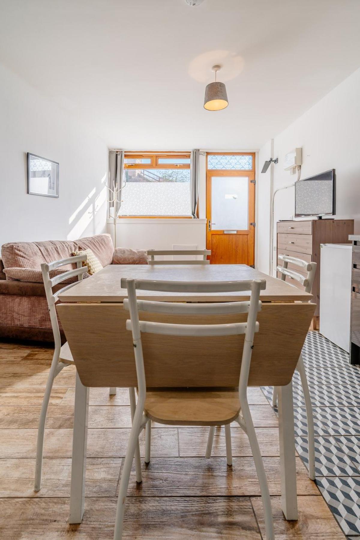 Cozy-free Parking-12 Mins Center *
