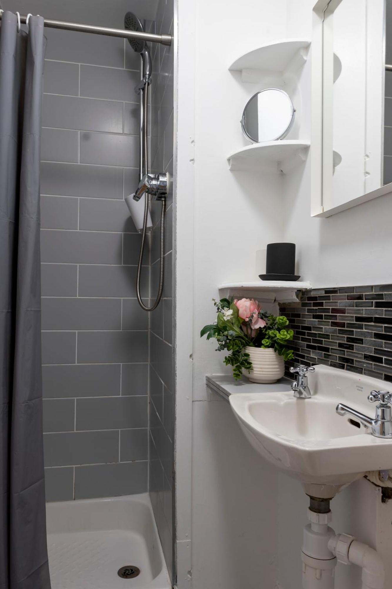 Comfy 1 Bedroom Flat In Centre Apartment *