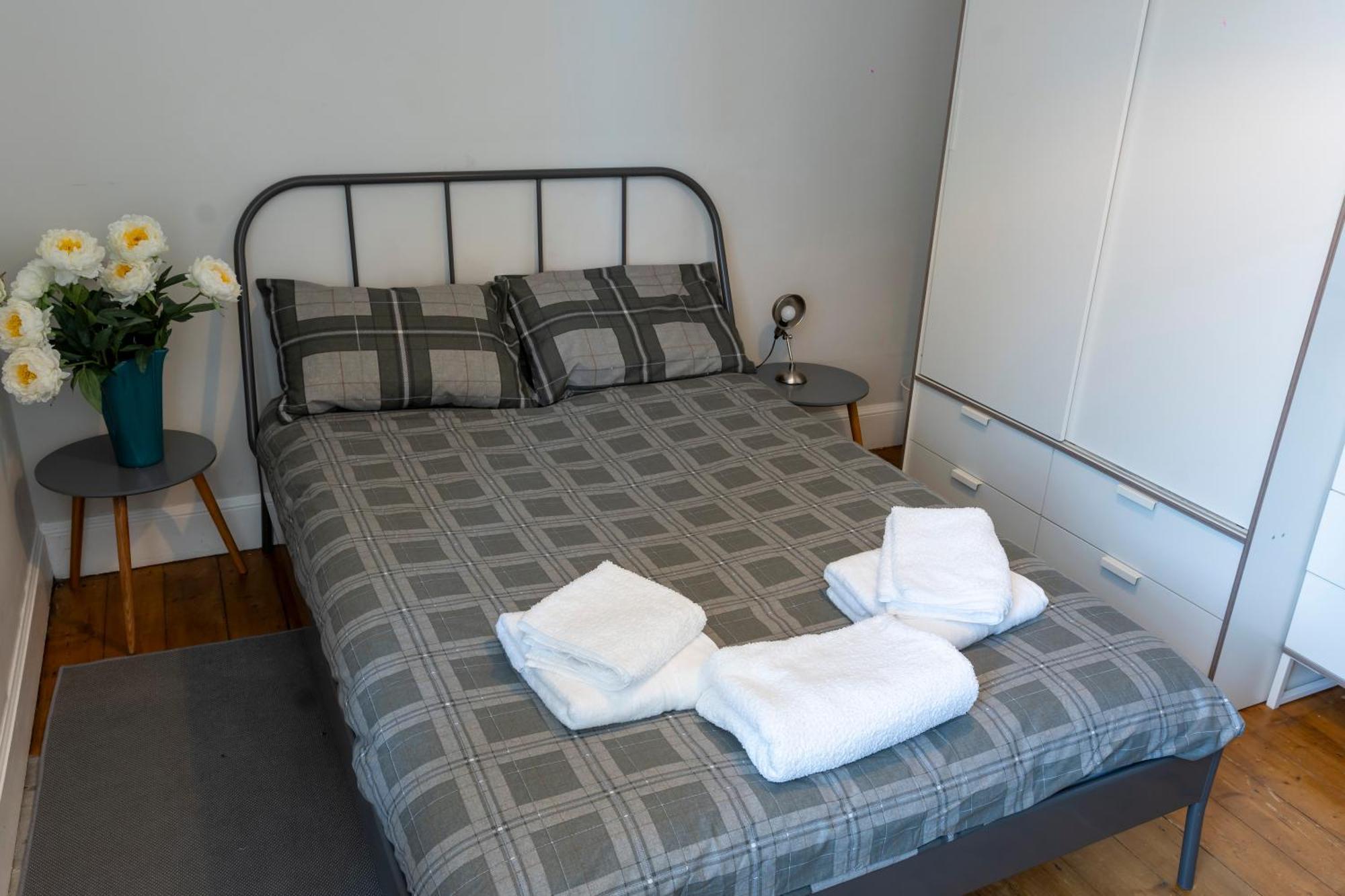 Comfy 1 Bedroom Flat In Centre *