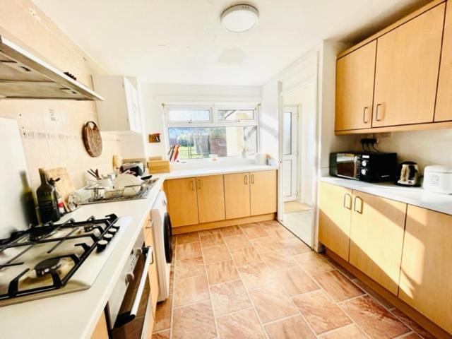 Single In 3 Bedroom House Homestay *