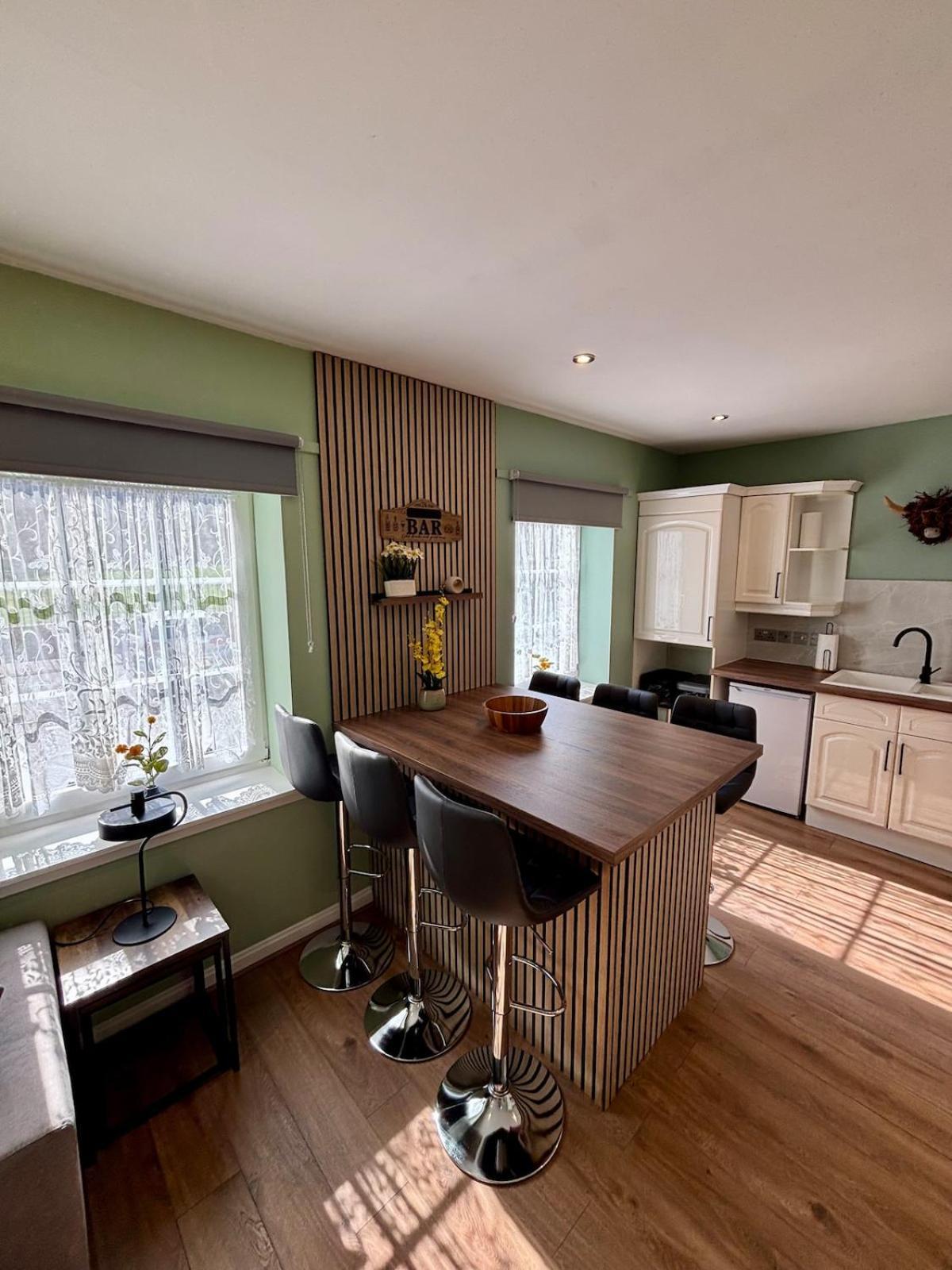 The Wheel House - Private Front Door And Free Parking Apartment