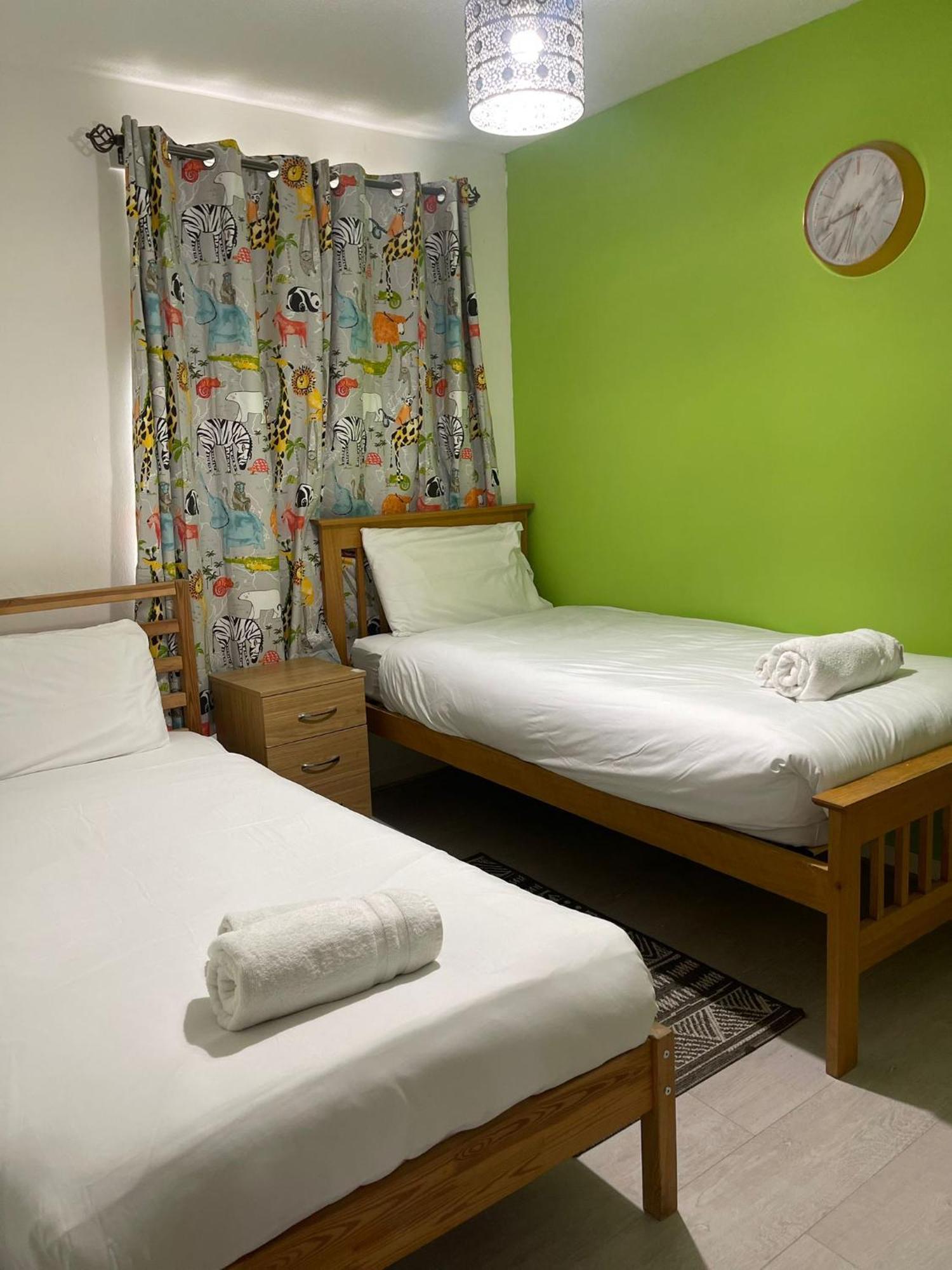 Apartment Chic 2 Bed With Free Parking- Recently Redecorated, 10 Minutes To Centre