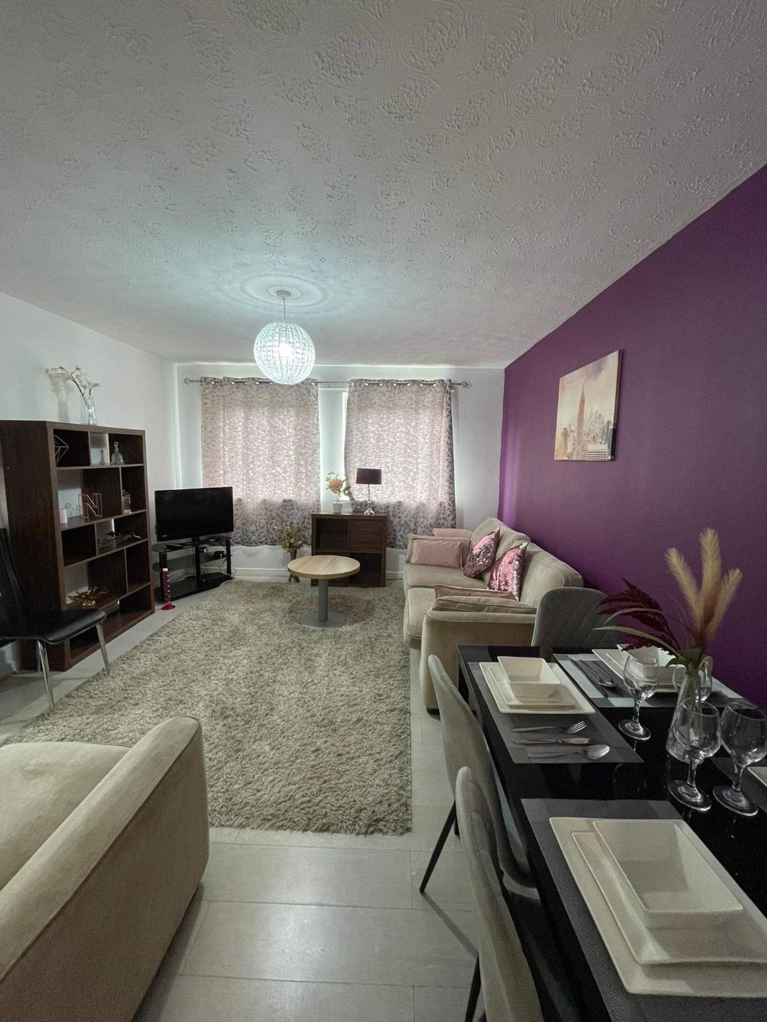 Chic 2 Bed With Free Parking- Recently Redecorated, 10 Minutes To Centre Apartment *