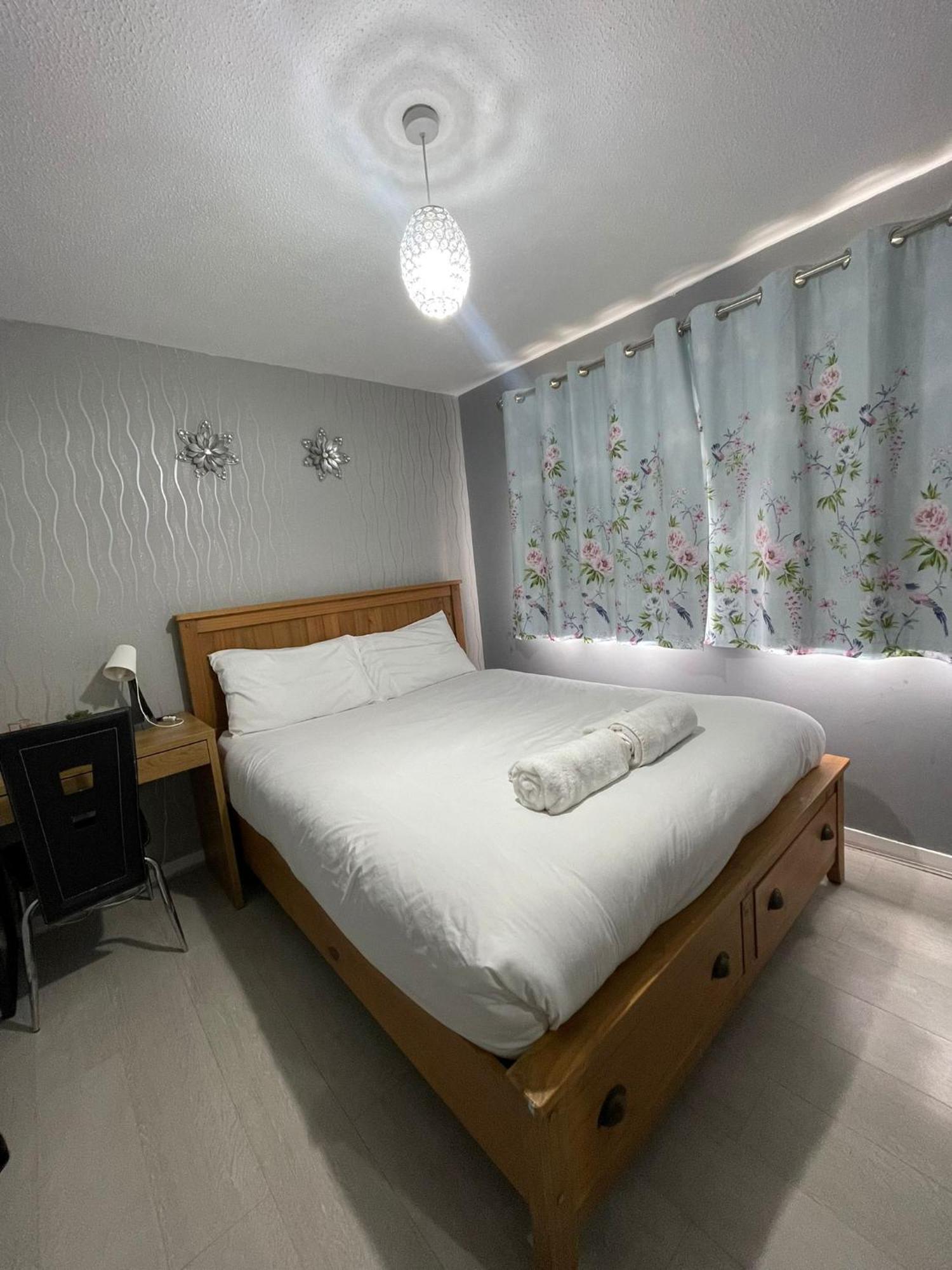 Apartment Chic 2 Bed With Free Parking- Recently Redecorated, 10 Minutes To Centre *
