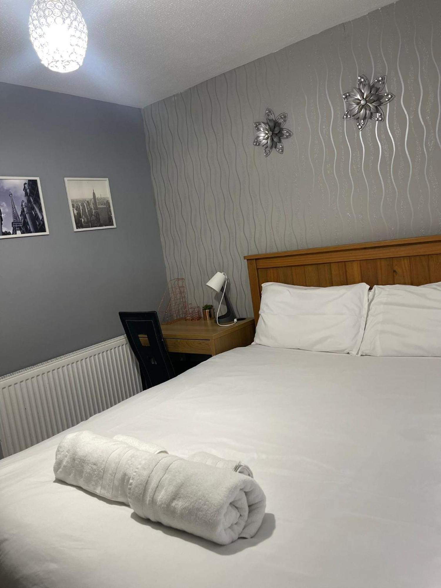 Chic 2 Bed With Free Parking- Recently Redecorated, 10 Minutes To Centre *