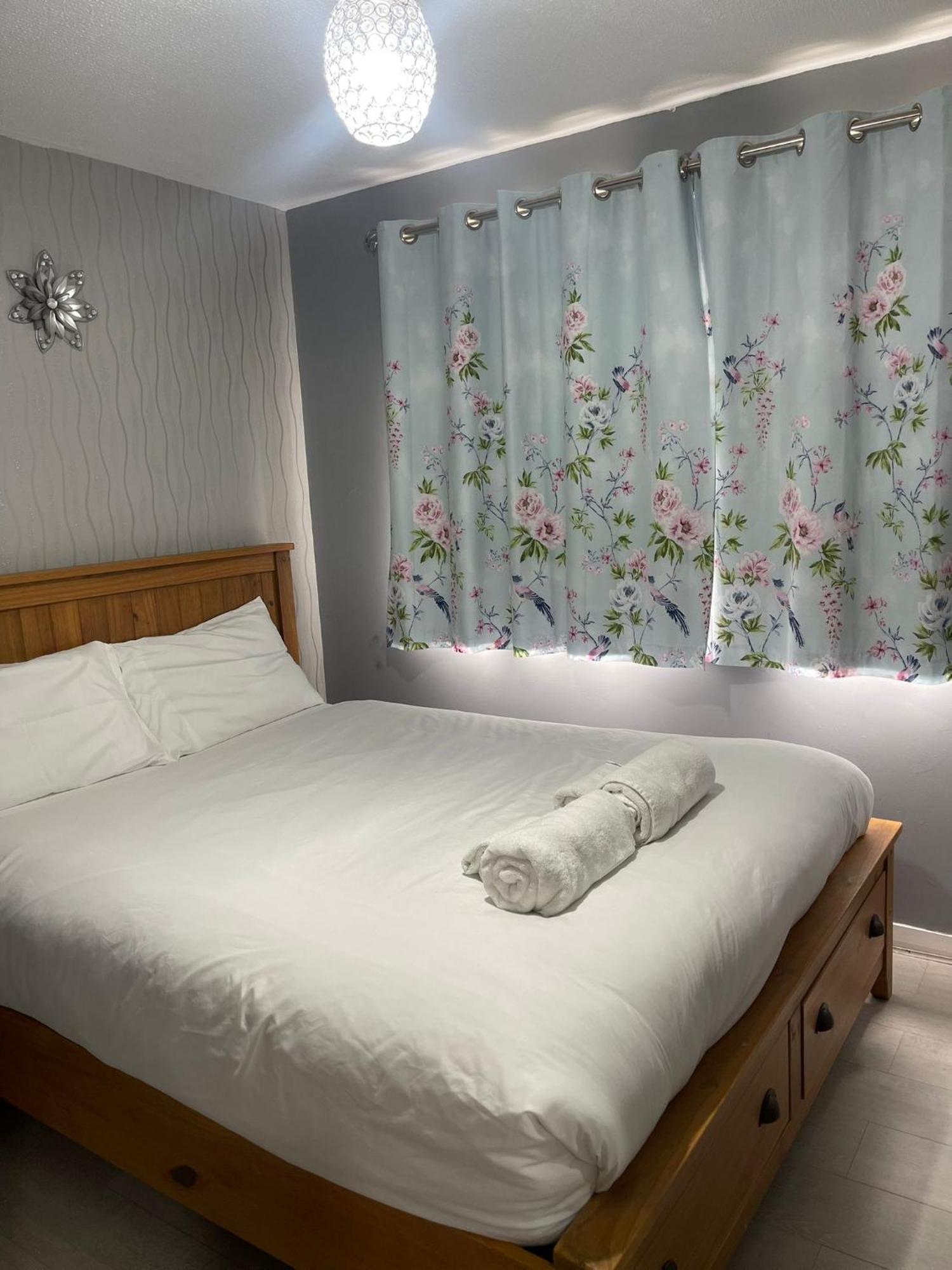 Chic 2 Bed With Free Parking- Recently Redecorated, 10 Minutes To Centre Edinburgh