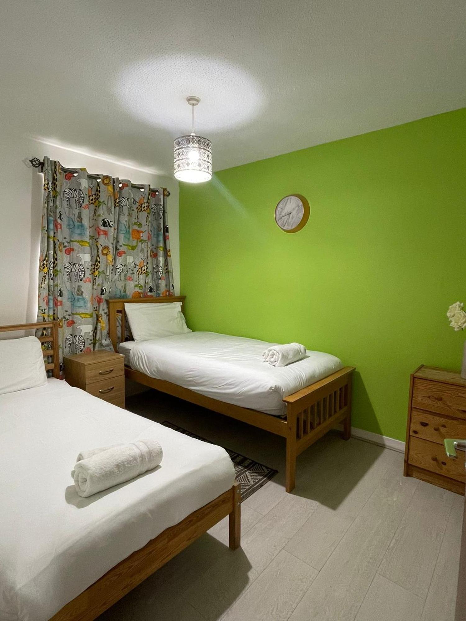 Apartment Chic 2 Bed With Free Parking- Recently Redecorated, 10 Minutes To Centre *