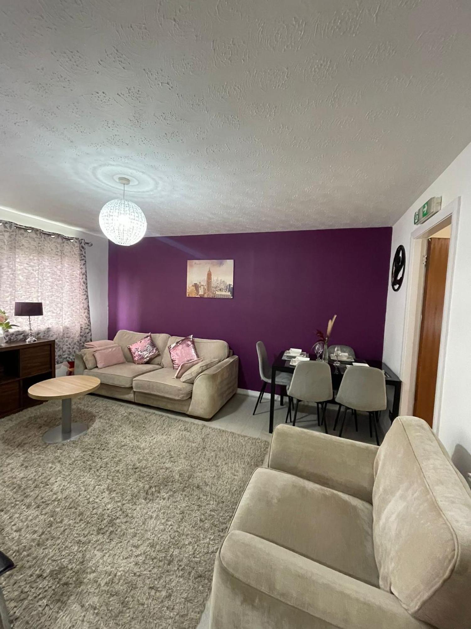 Chic 2 Bed With Free Parking- Recently Redecorated, 10 Minutes To Centre *