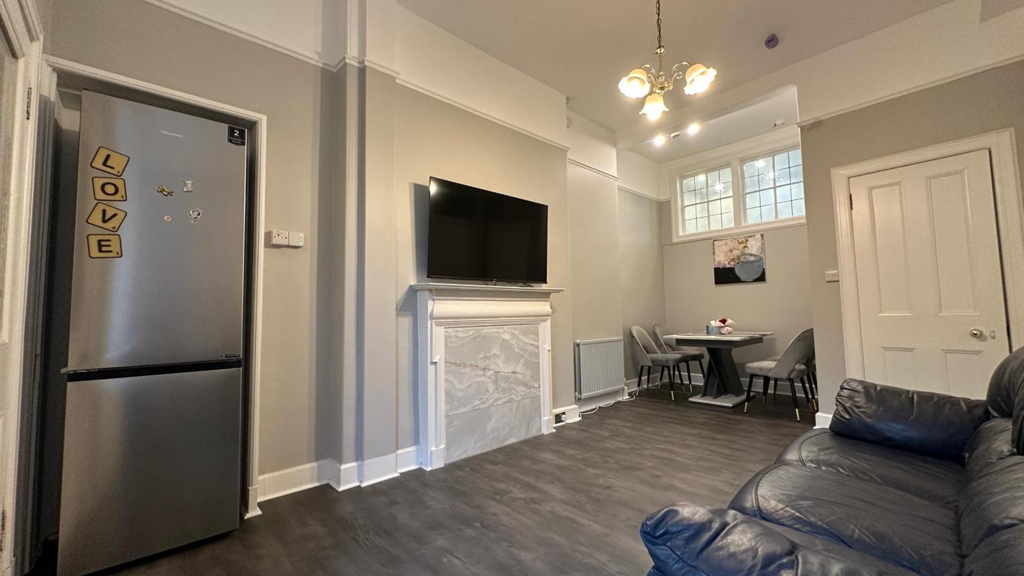 Stylish 3 Bed 2 Bath Ground Floor Main Door Flat In Marchmont Edinburgh
