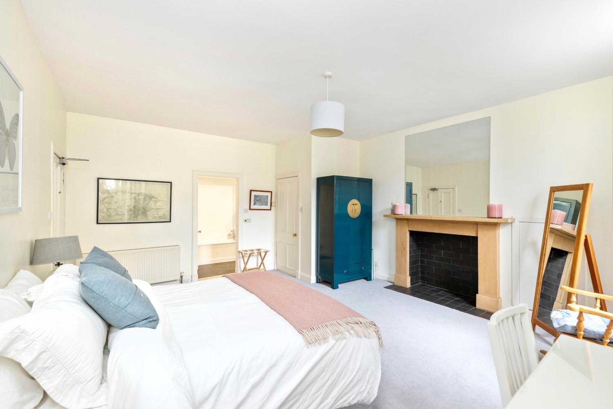 Charming 2-bedroom 2-bathroom *