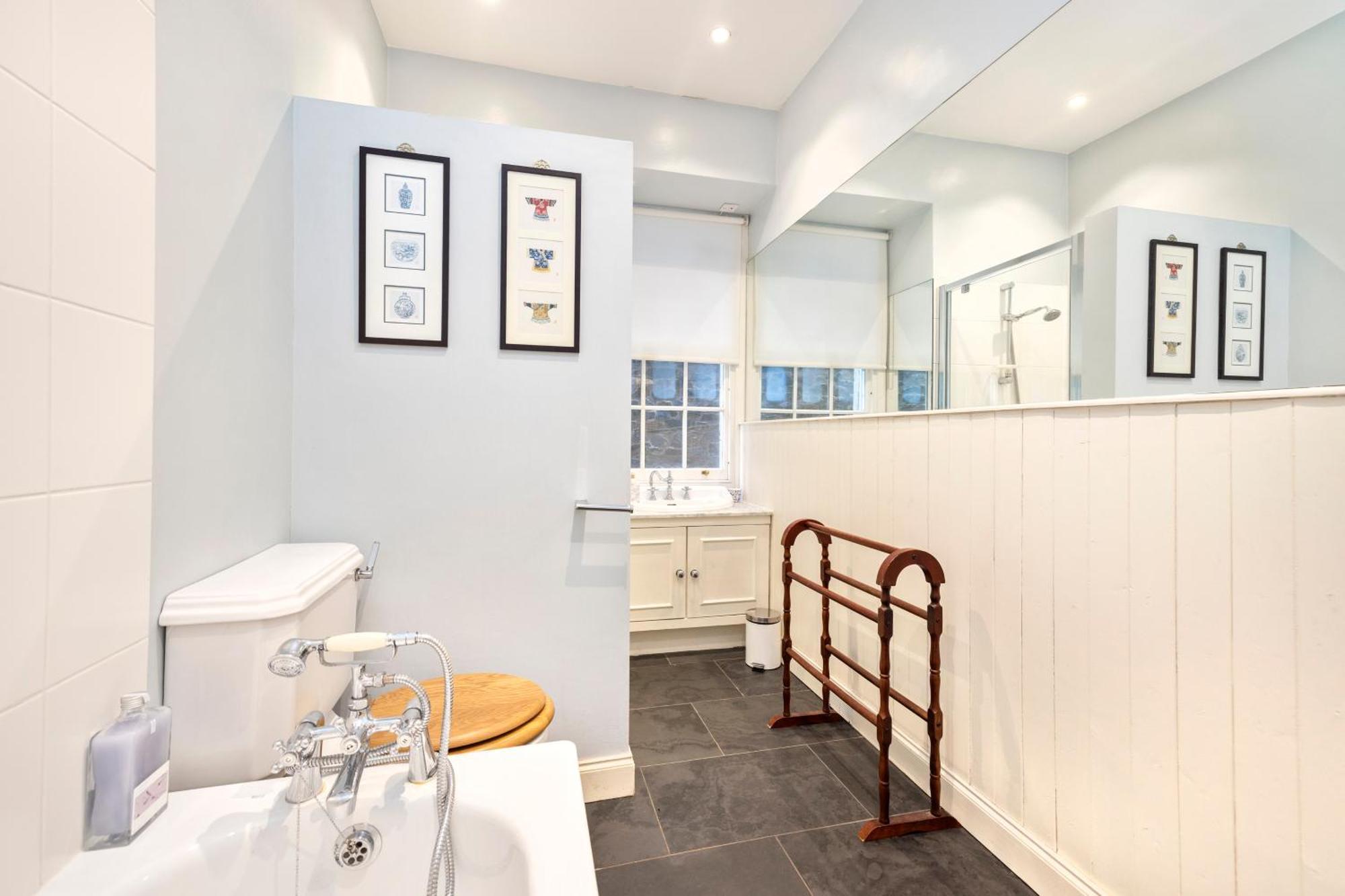 Charming 2-bedroom 2-bathroom * Edinburgh