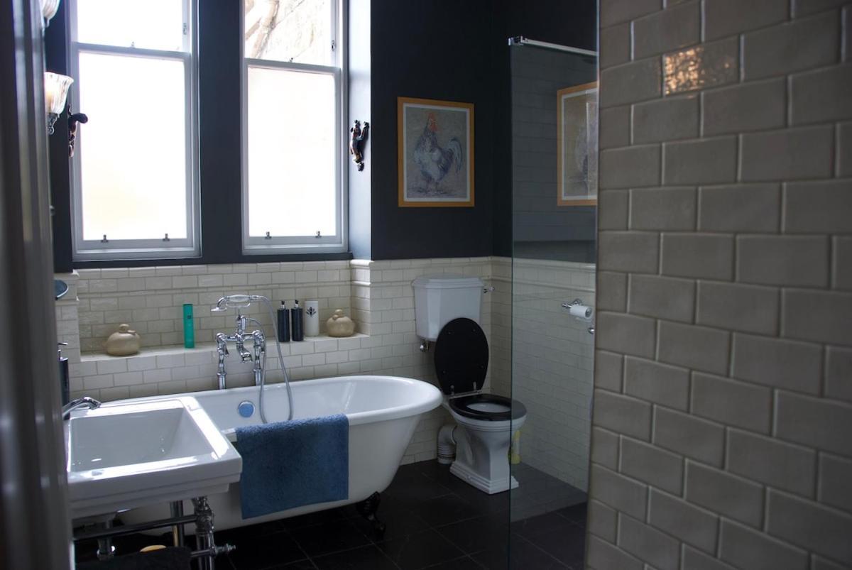 Victorian With Car Parking In Driveway, Murrayfield Apartment *