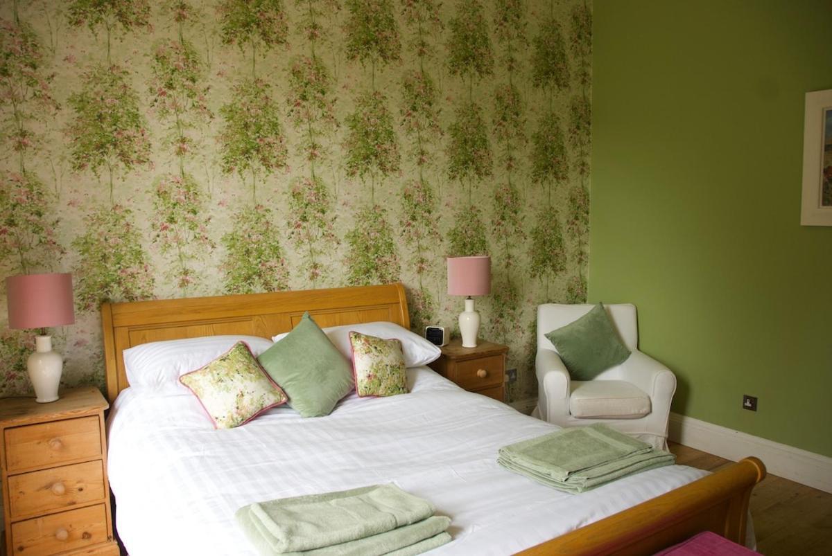Victorian With Car Parking In Driveway, Murrayfield Apartment *