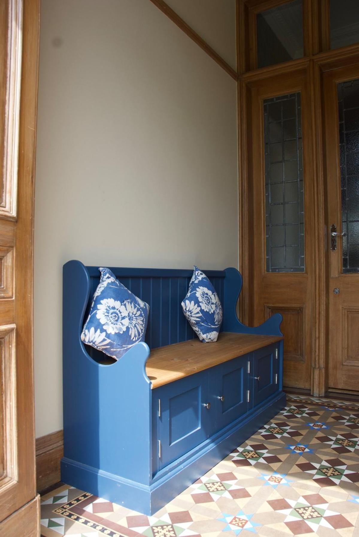 Victorian With Car Parking In Driveway, Murrayfield Apartment