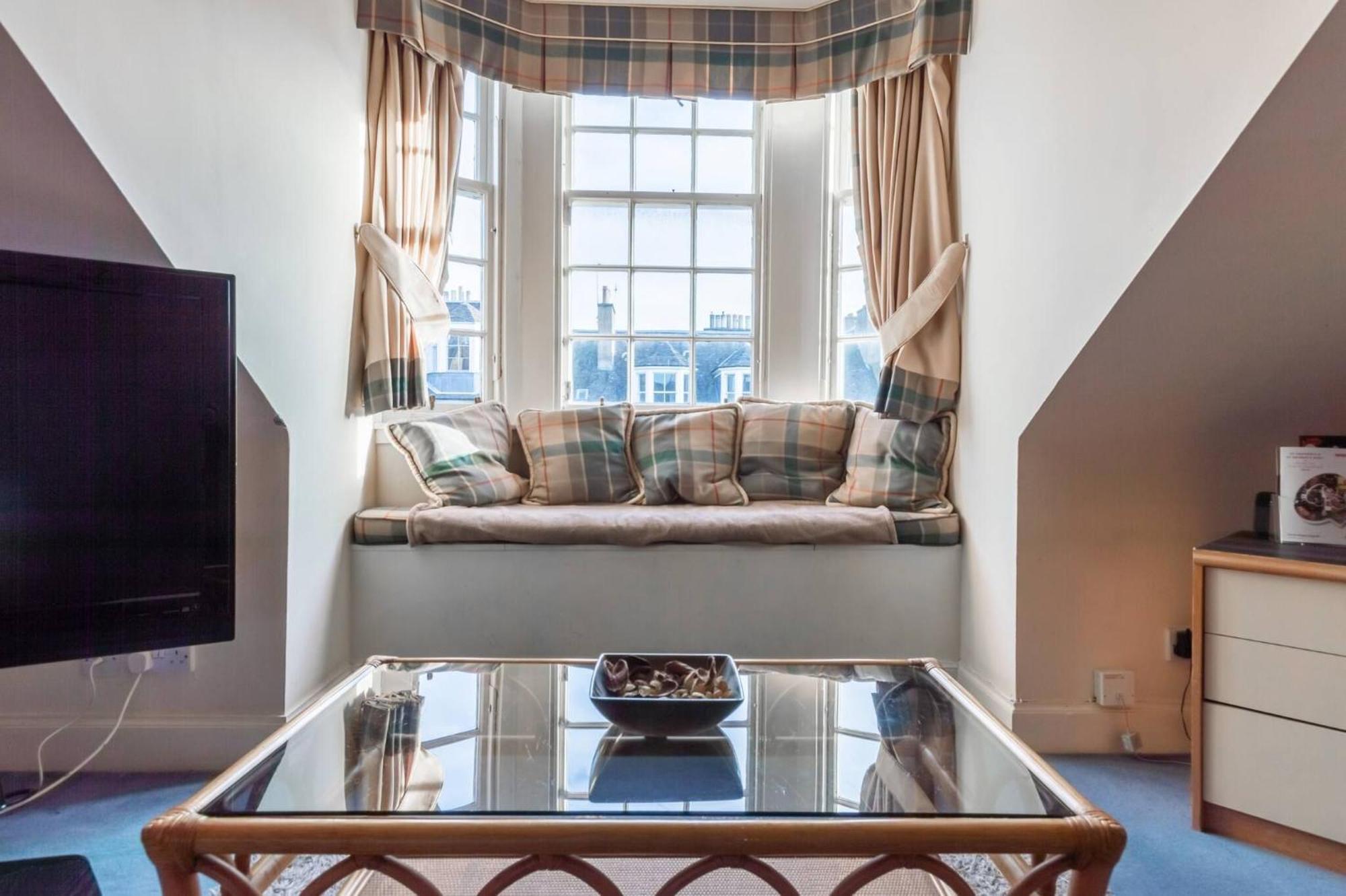 Apartment Edinburgh Apartment In The Heart Of The City Edinburgh Castle On Your Door Step Edinburgh