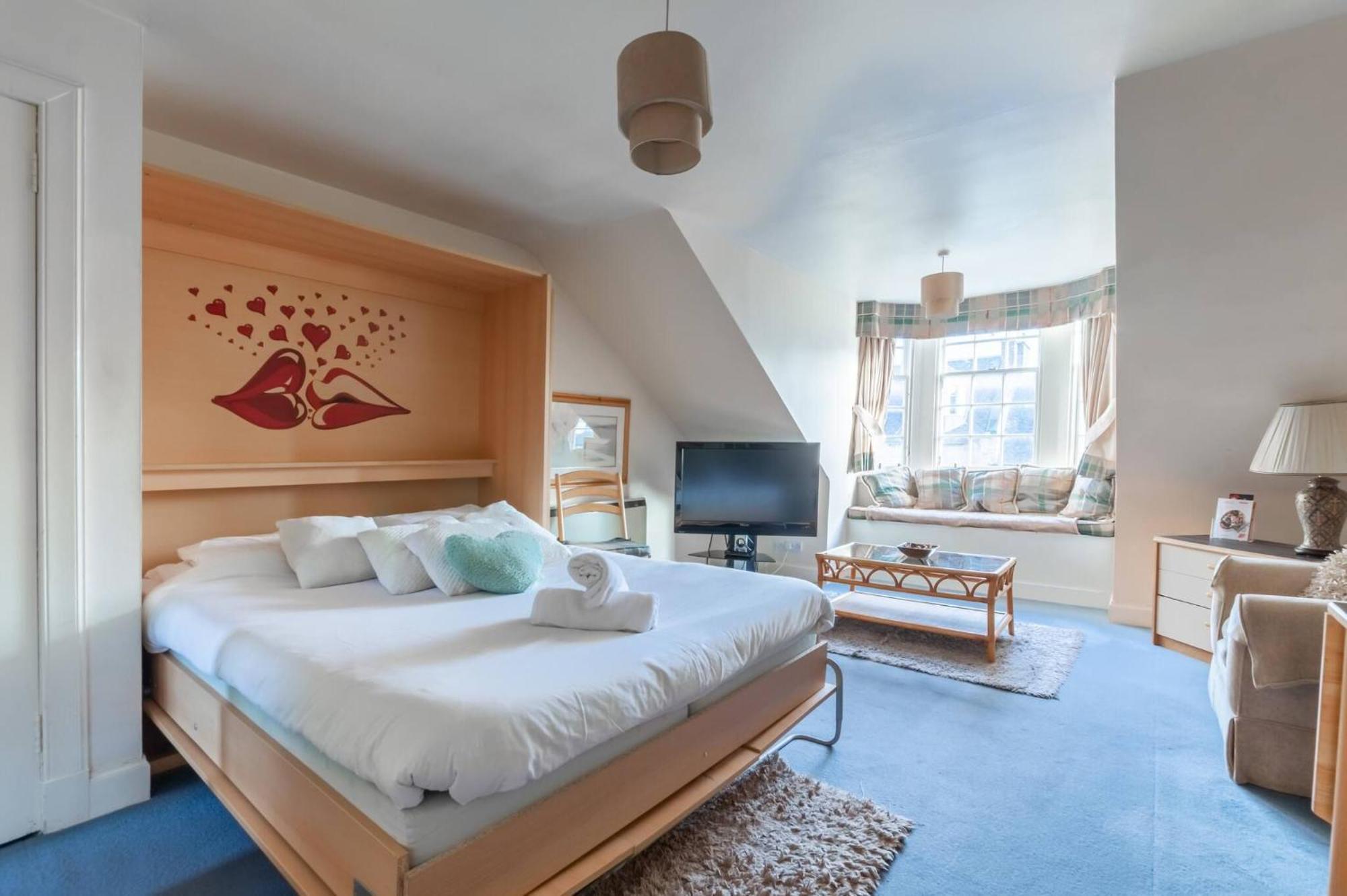Edinburgh Apartment In The Heart Of The City Edinburgh Castle On Your Door Step Apartment Edinburgh