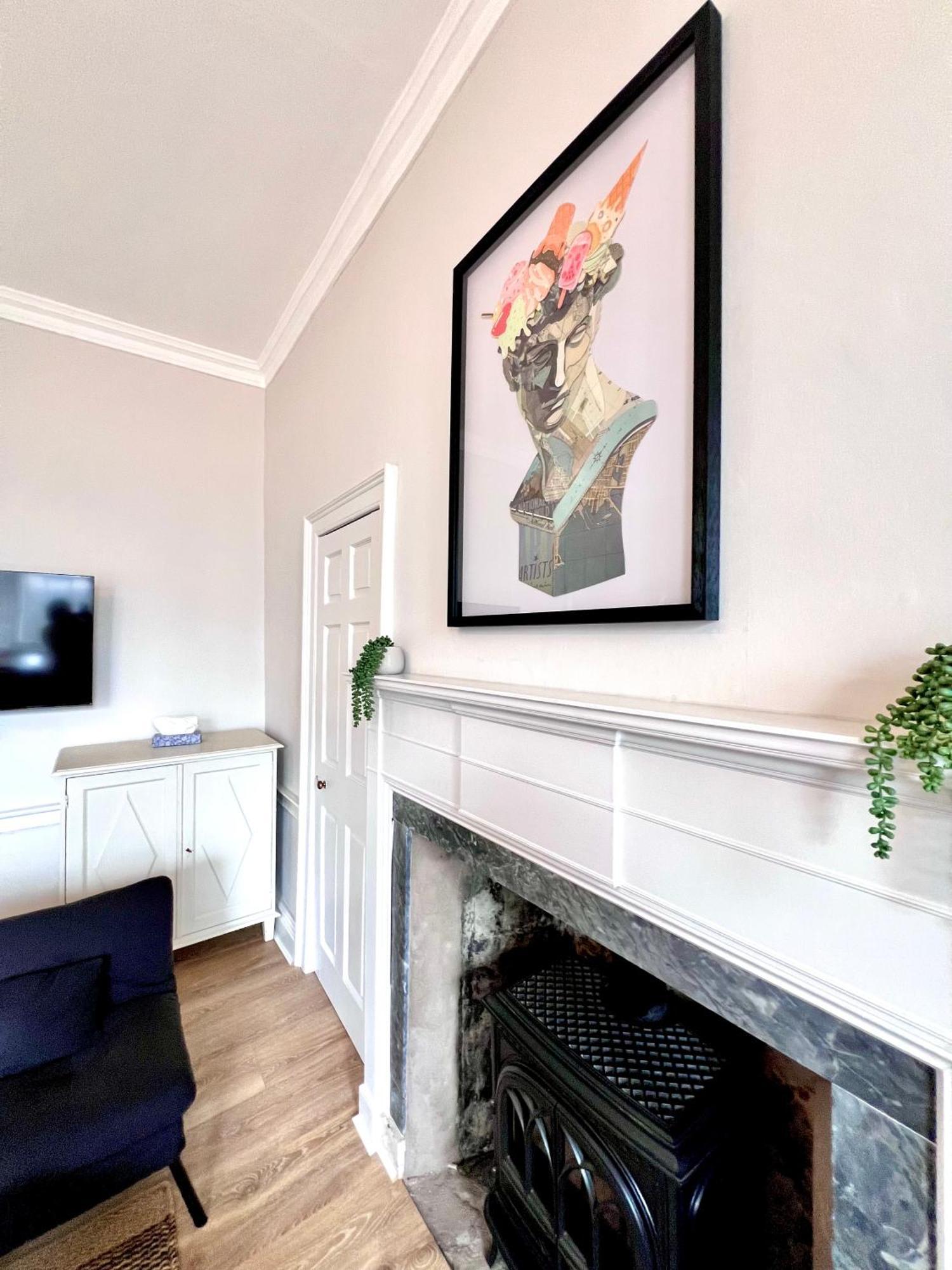 Heart Of The City- 3 Bedroom Oasis Apartment
