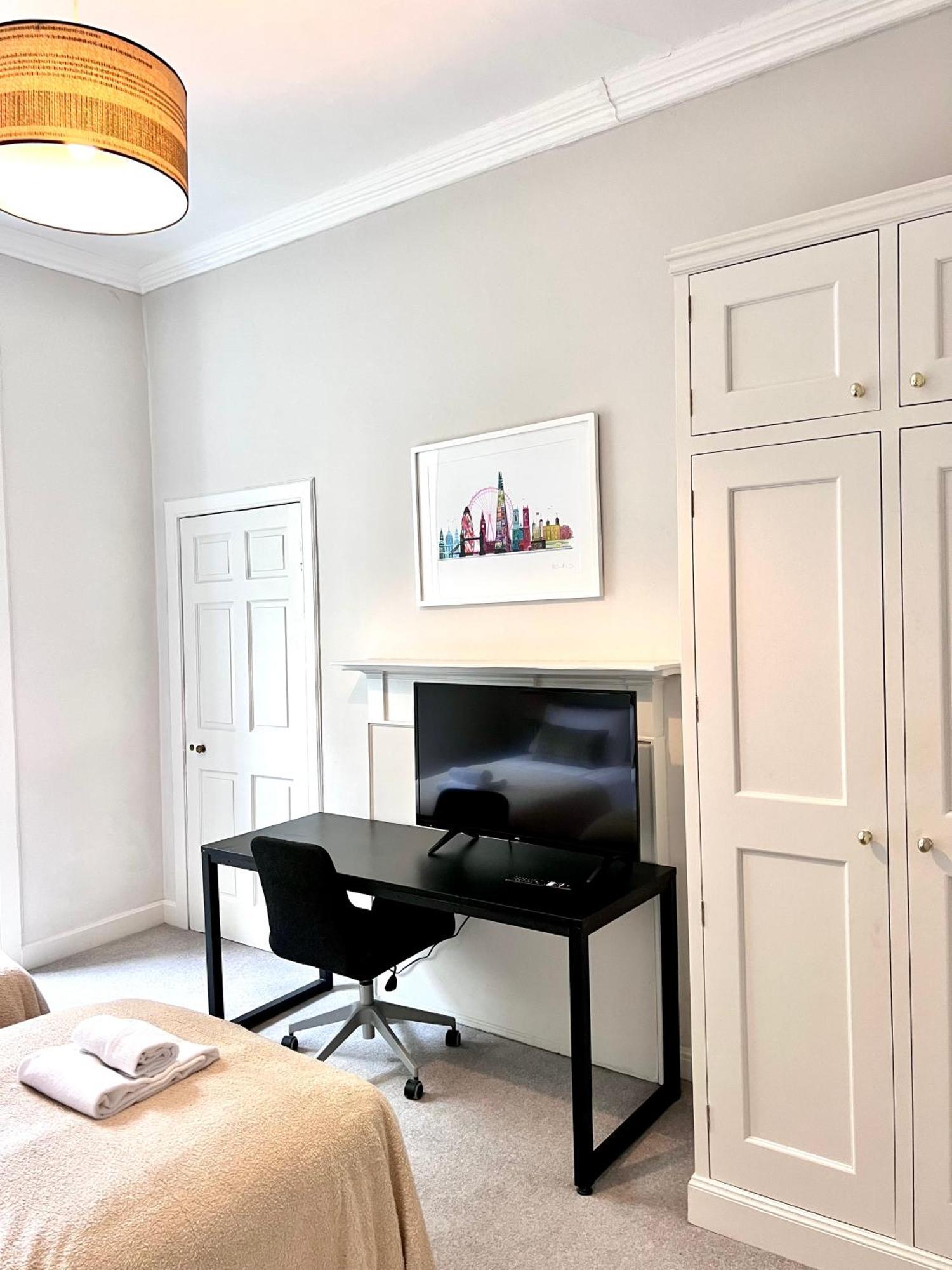 Heart Of The City- 3 Bedroom Oasis Apartment *