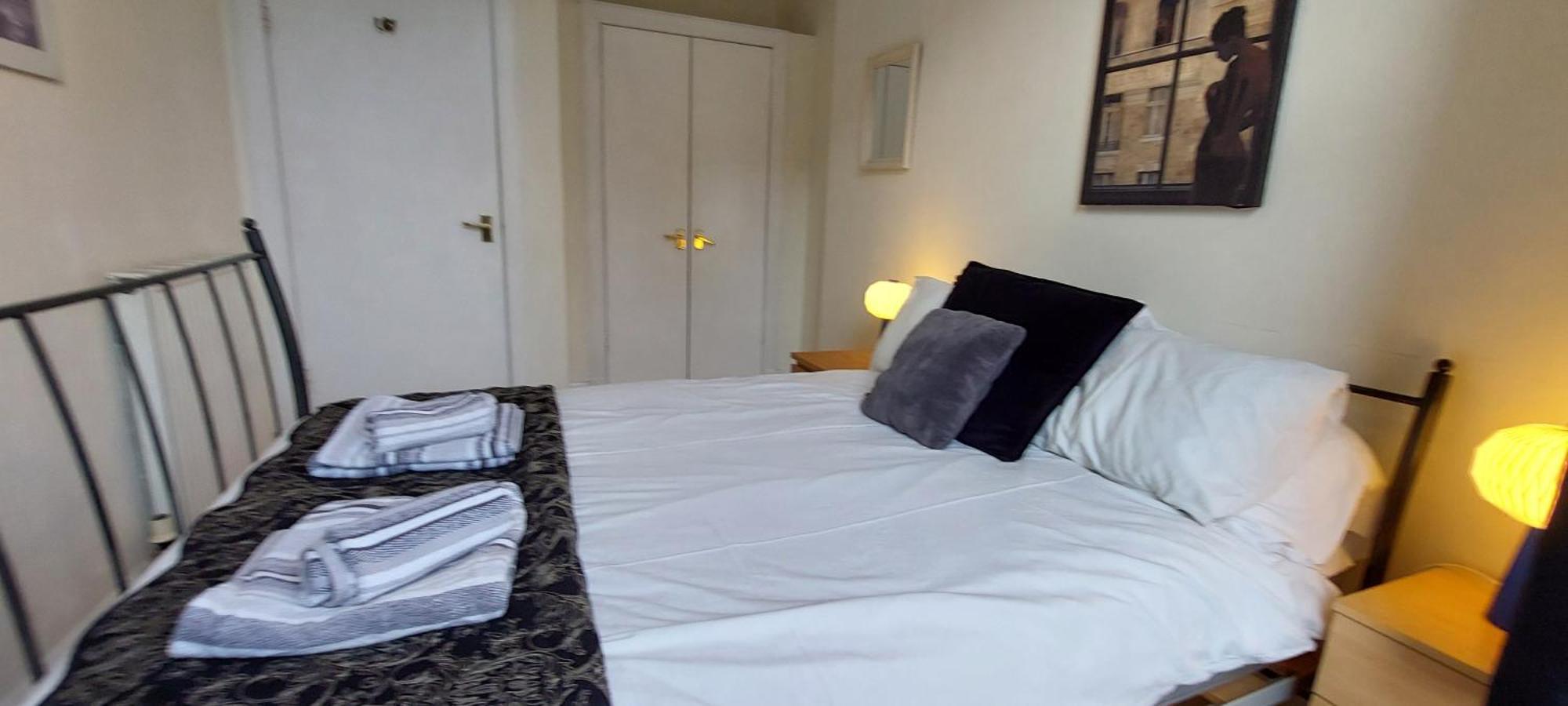 Lauriston Place - Spacious 2 Bedroom Apartment *