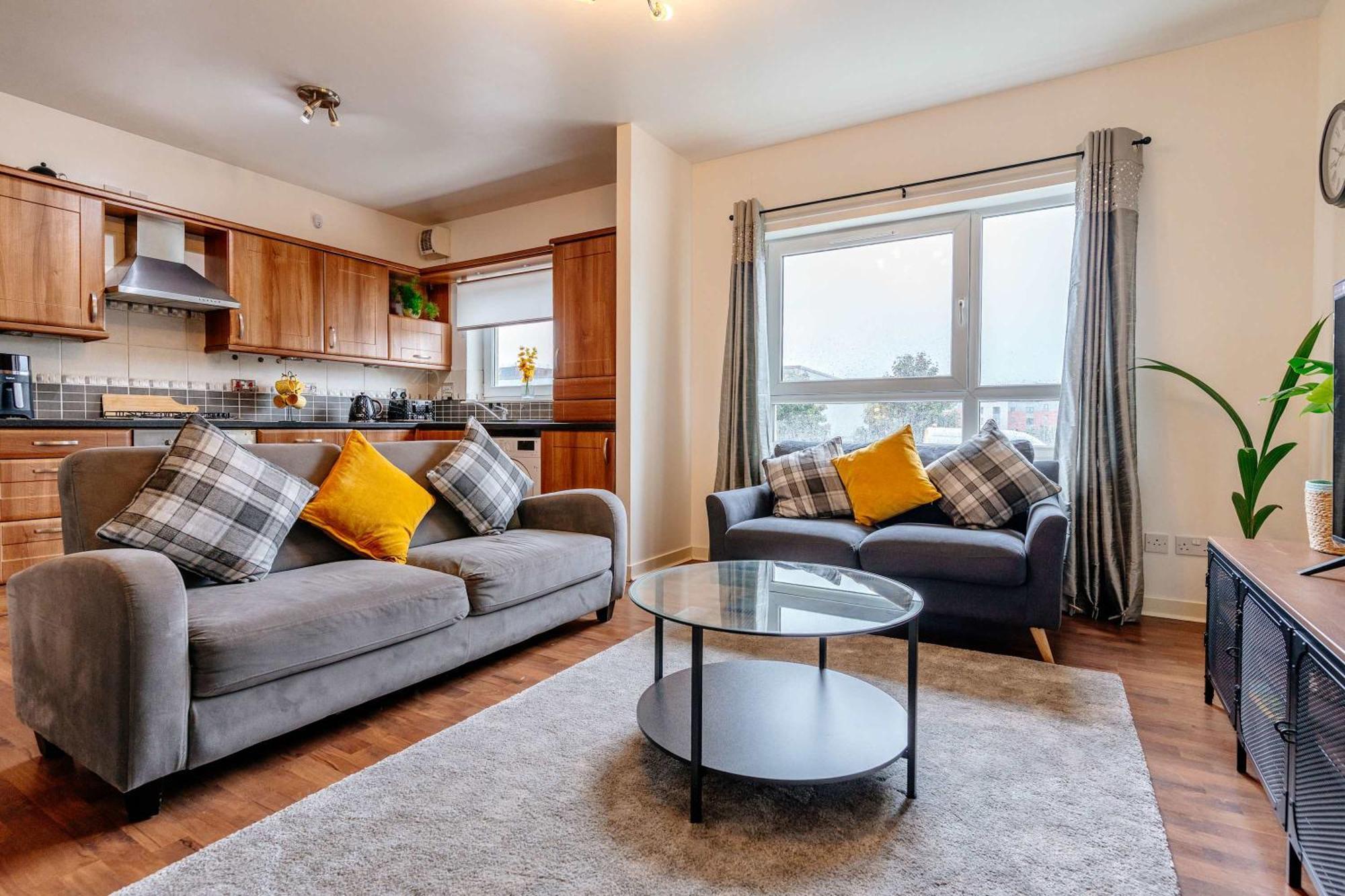 Charming 3-bed Free Parking West End Apartment *