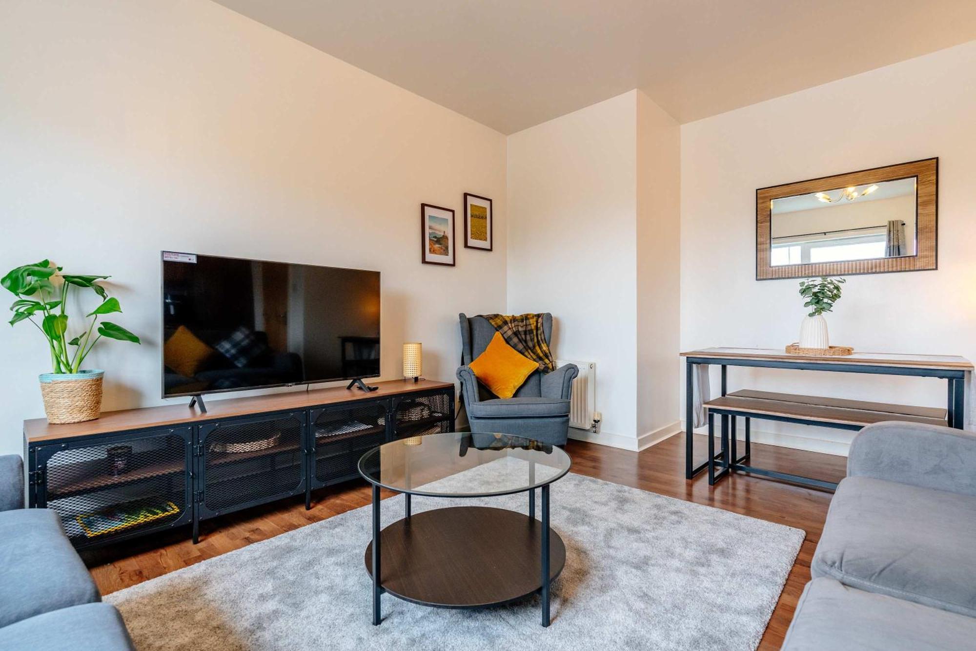Charming 3-bed Free Parking West End Apartment