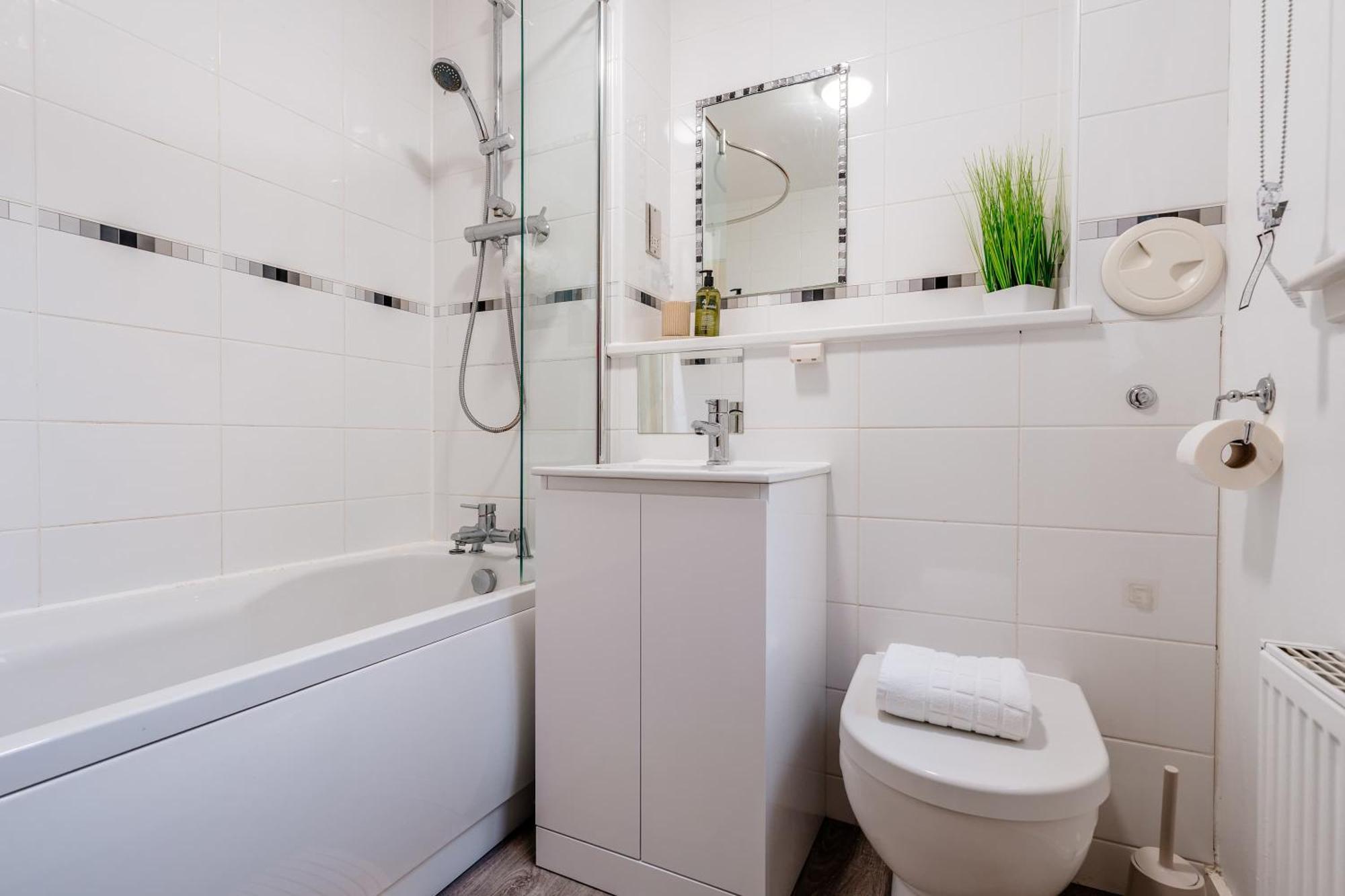 Charming 3-bed Free Parking West End Apartment *