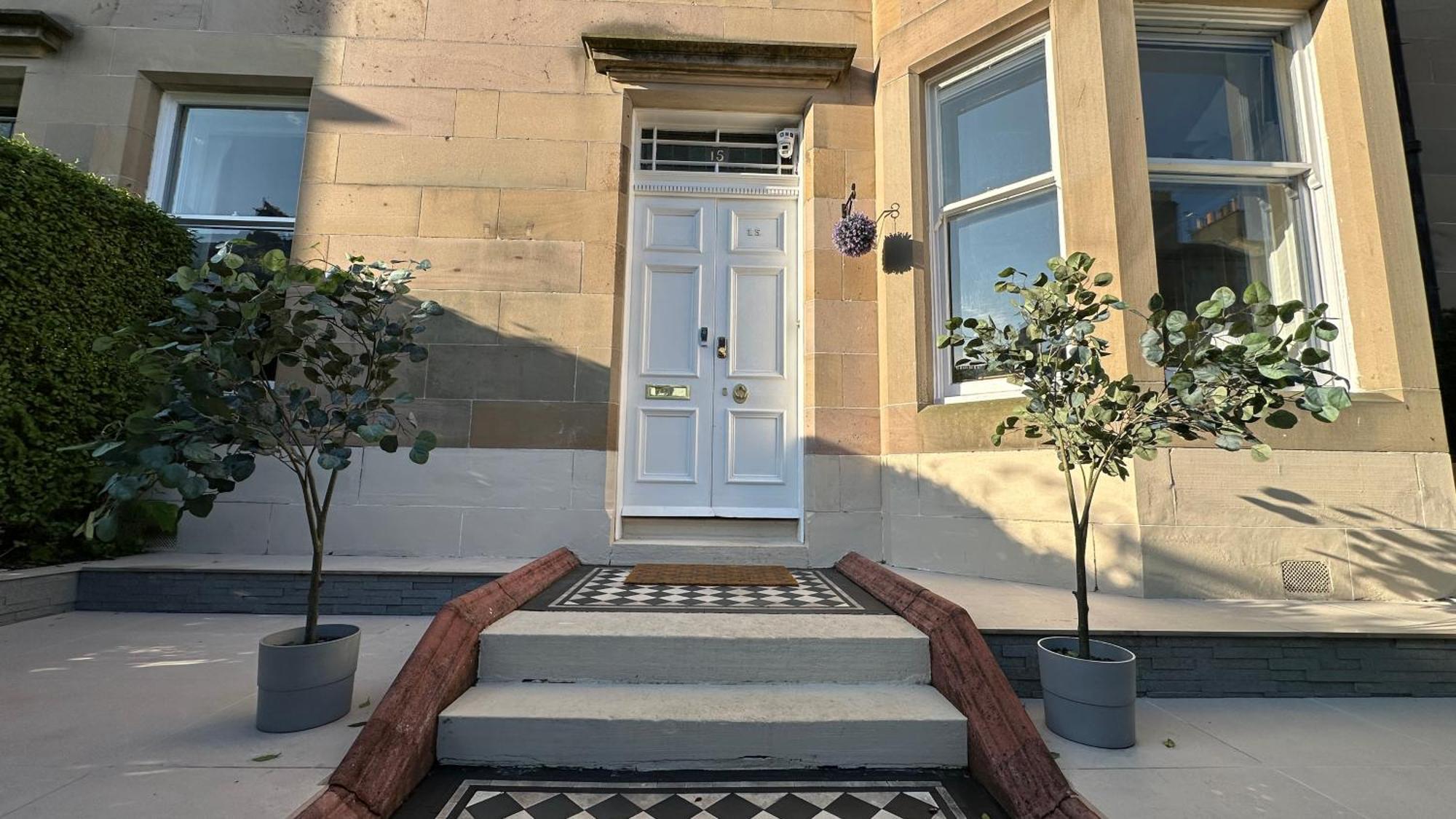 Stylish 3 Bed 2 Bath Ground Floor Main Door Flat In Marchmont *