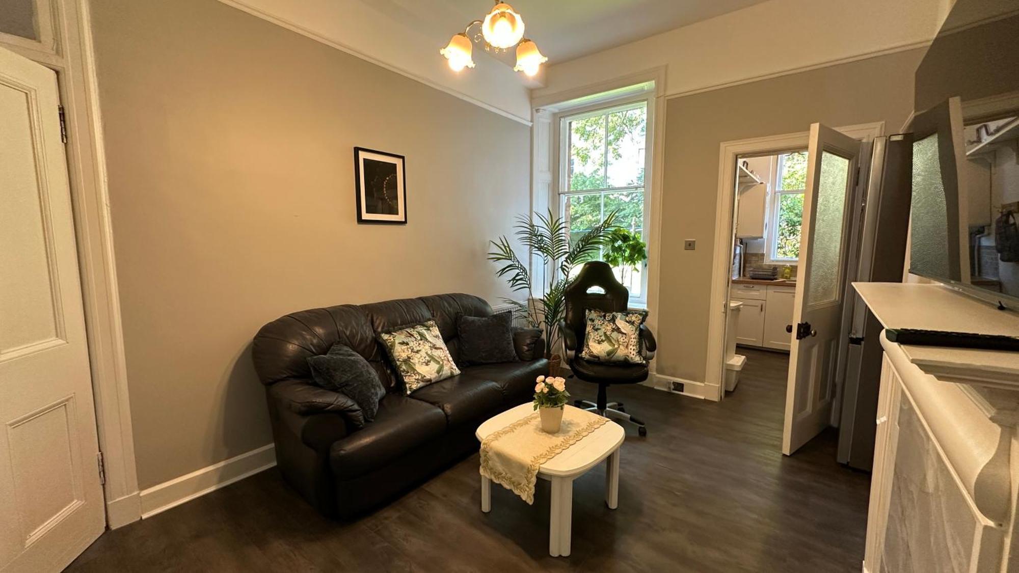 Stylish 3 Bed 2 Bath Ground Floor Main Door Flat In Marchmont