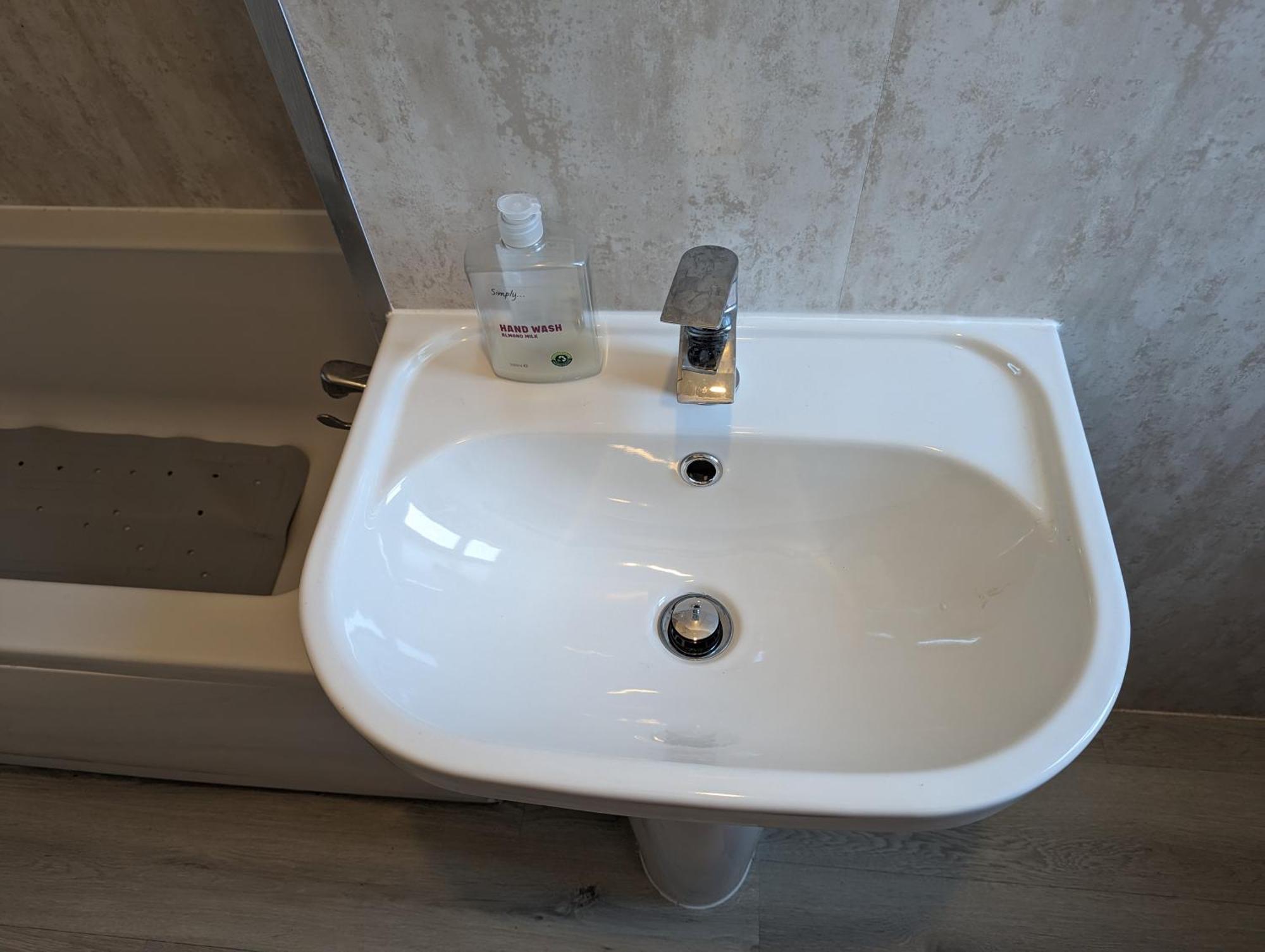 2 Bedroom Flat In Apartment