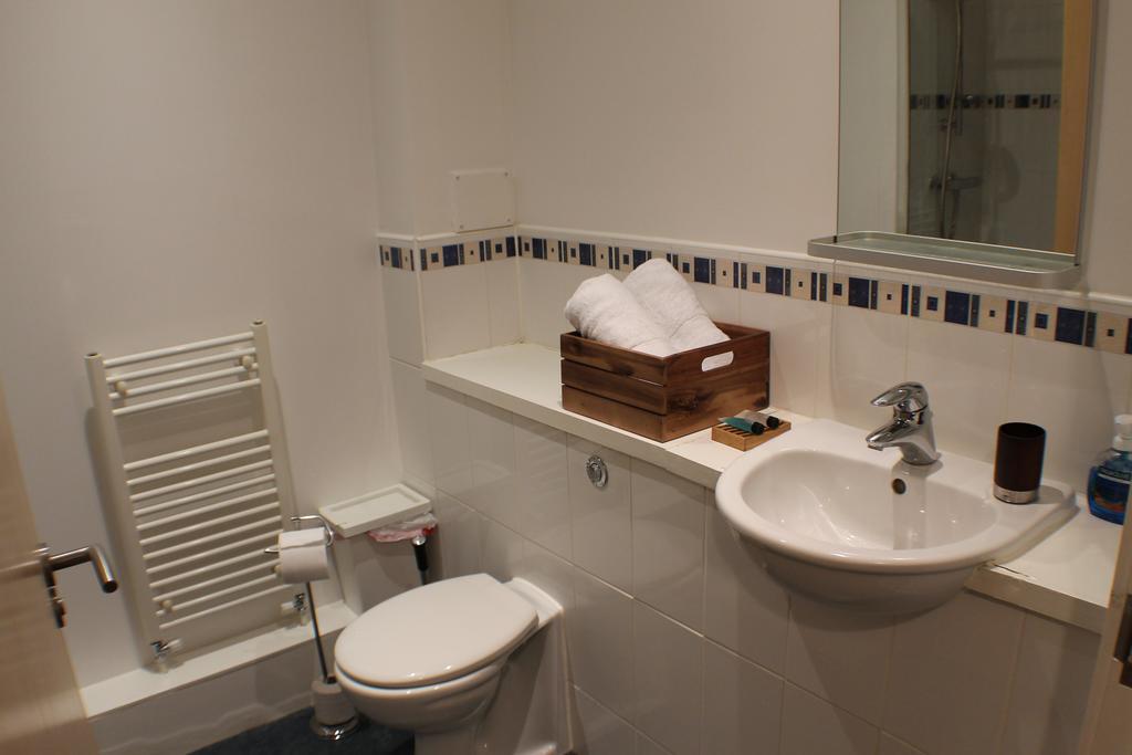 Apartment On Drybrough Crescent 3/6 *
