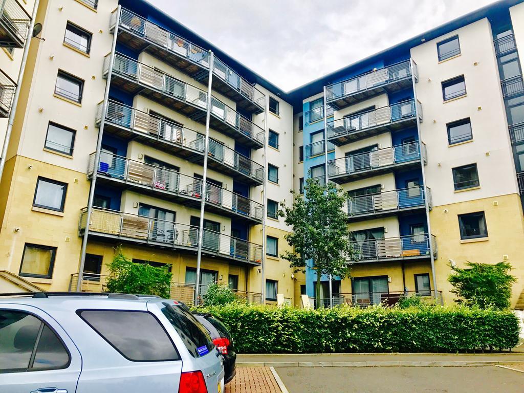 On Drybrough Crescent 3/6 * Edinburgh