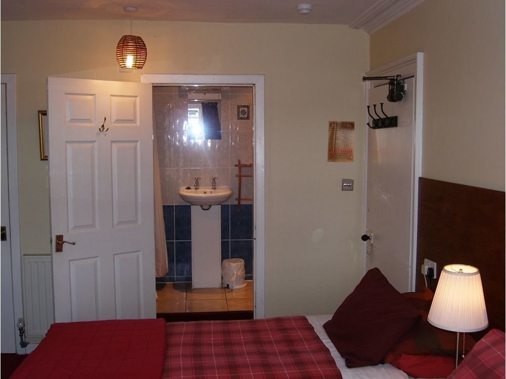 Ivy- Braveheart Guest house Edinburgh