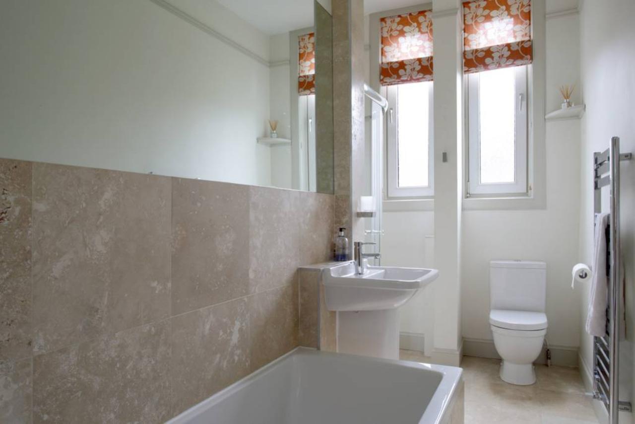 1 Bedroom Flat Near Centre Accommodates 4 Edinburgh