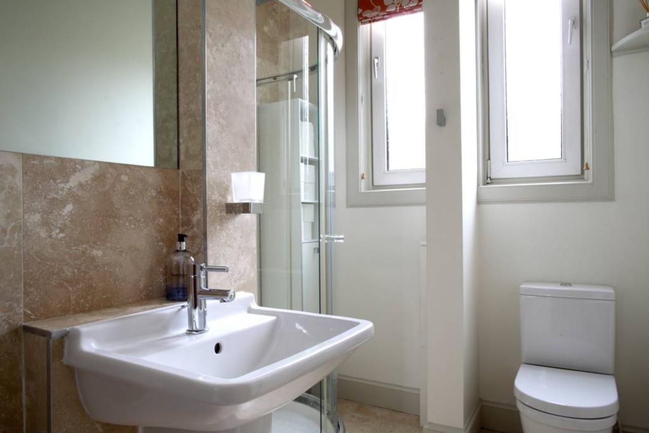 1 Bedroom Flat Near Centre Accommodates 4 Apartment *